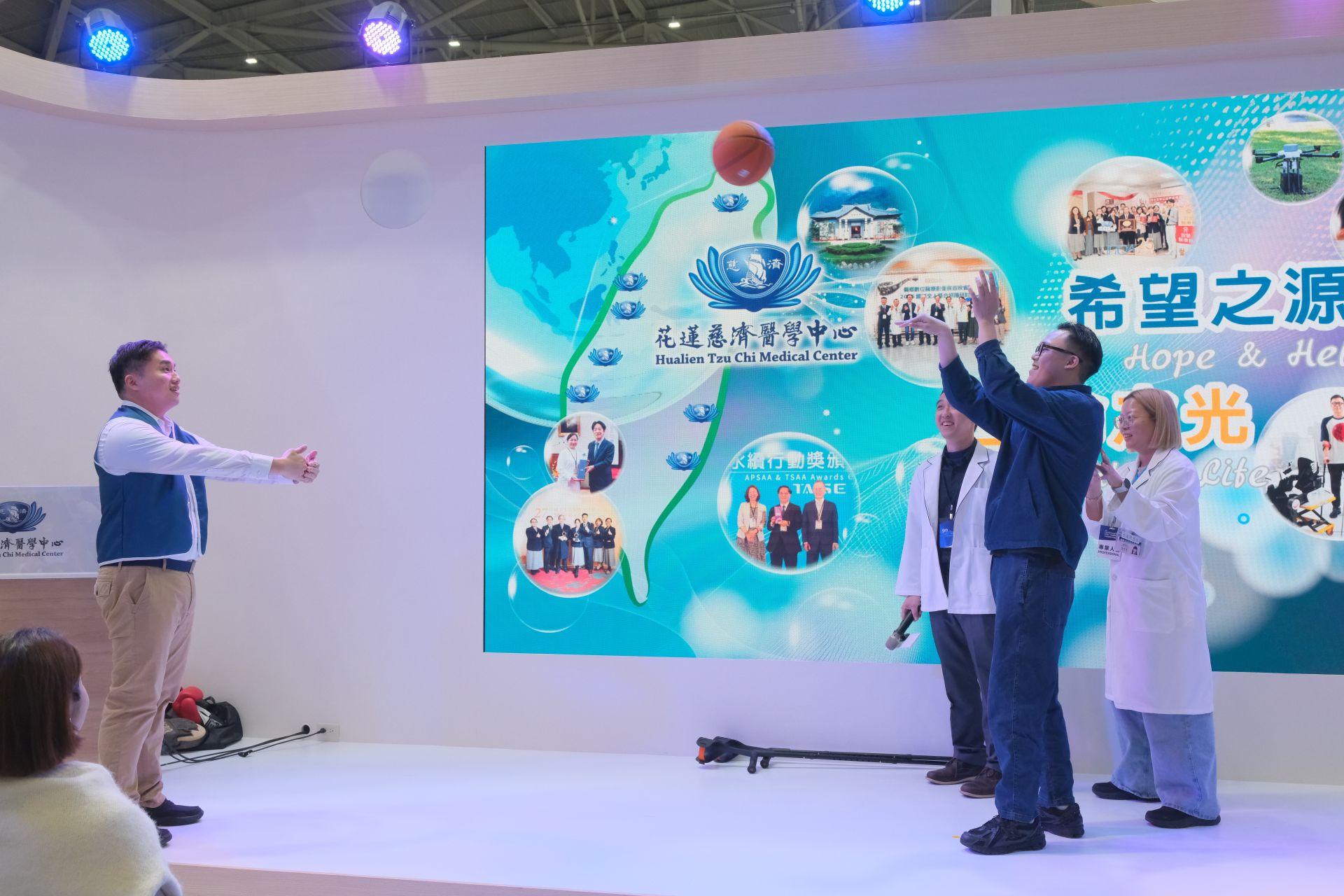 洺哲靠自身站立展現下半身的力量,更展現他熱愛的籃球再次投球進籃。