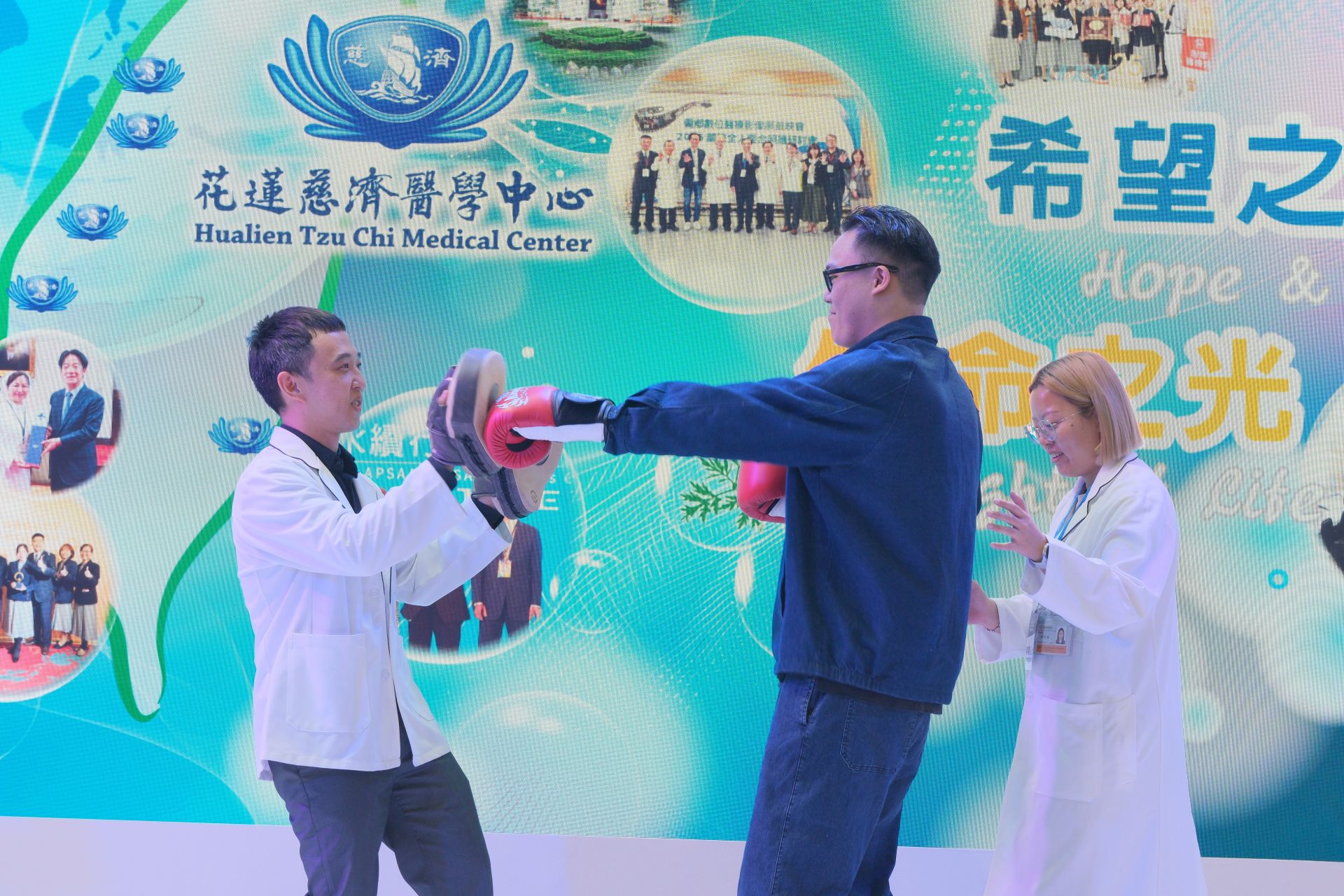 經過中西醫合療、細胞療法以及脊損電刺激術的治療,洺哲進一步展現放開拐杖自行站立,和治療師吳明勇以拳擊互動。