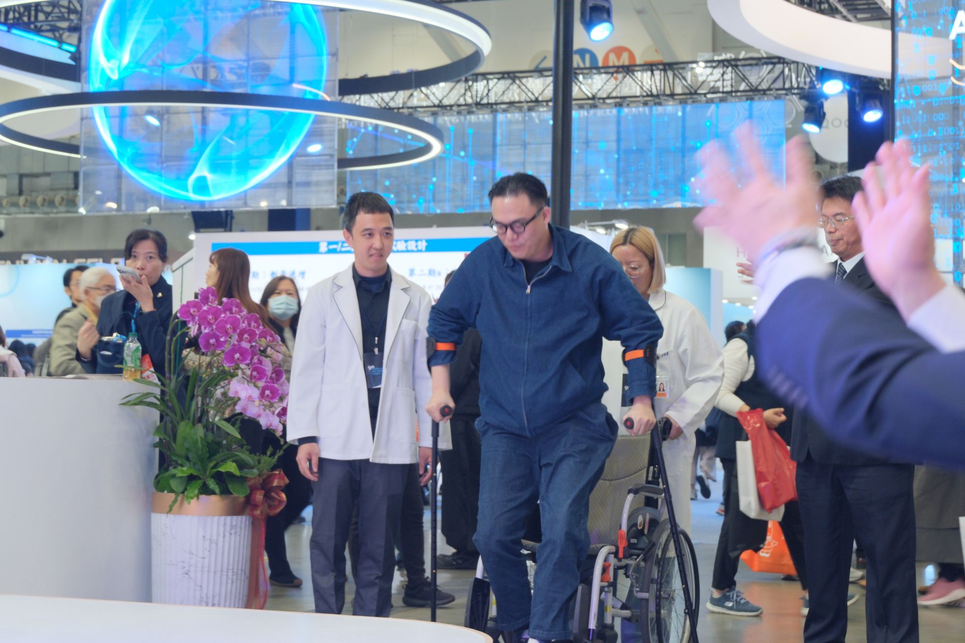 洺哲4日於台灣醫療科技展上自行由輪椅站起,展現一路以來花蓮慈濟醫院醫療團隊與他共同努力的奇蹟成果。