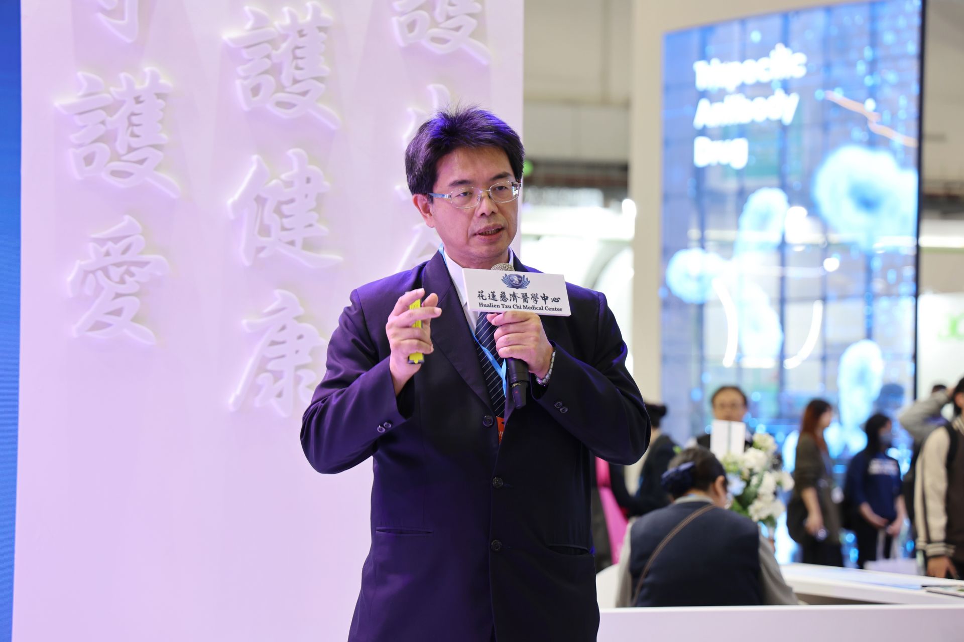 花蓮慈院副院長何宗融，在2025台灣醫療科技展上分享「中西醫AI精準醫療–醫王一號」。