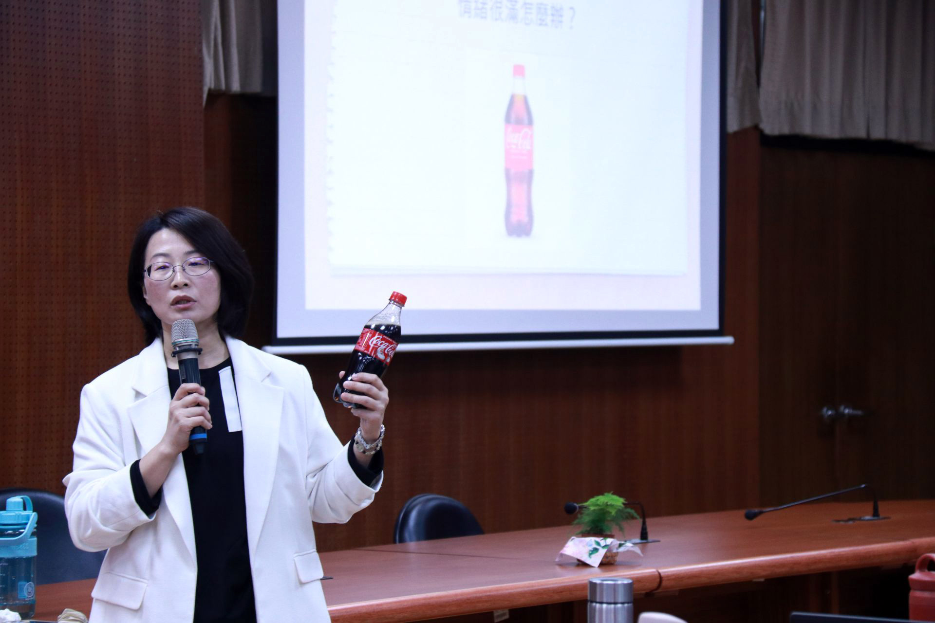 諮商心理師李家雯，以「自我慈悲與照顧實作」及「走進數位原生時代──破解學生的人際困境」兩大主題分享