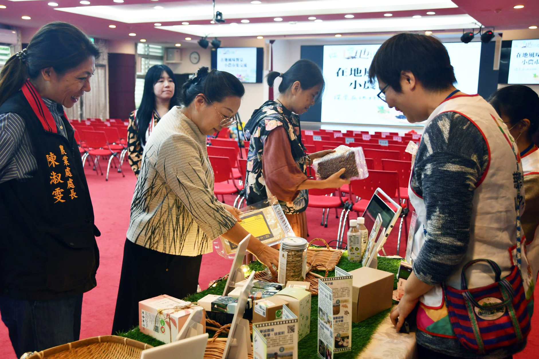 花蓮縣長瞭解慈大食在永續消費合作社的販賣商品