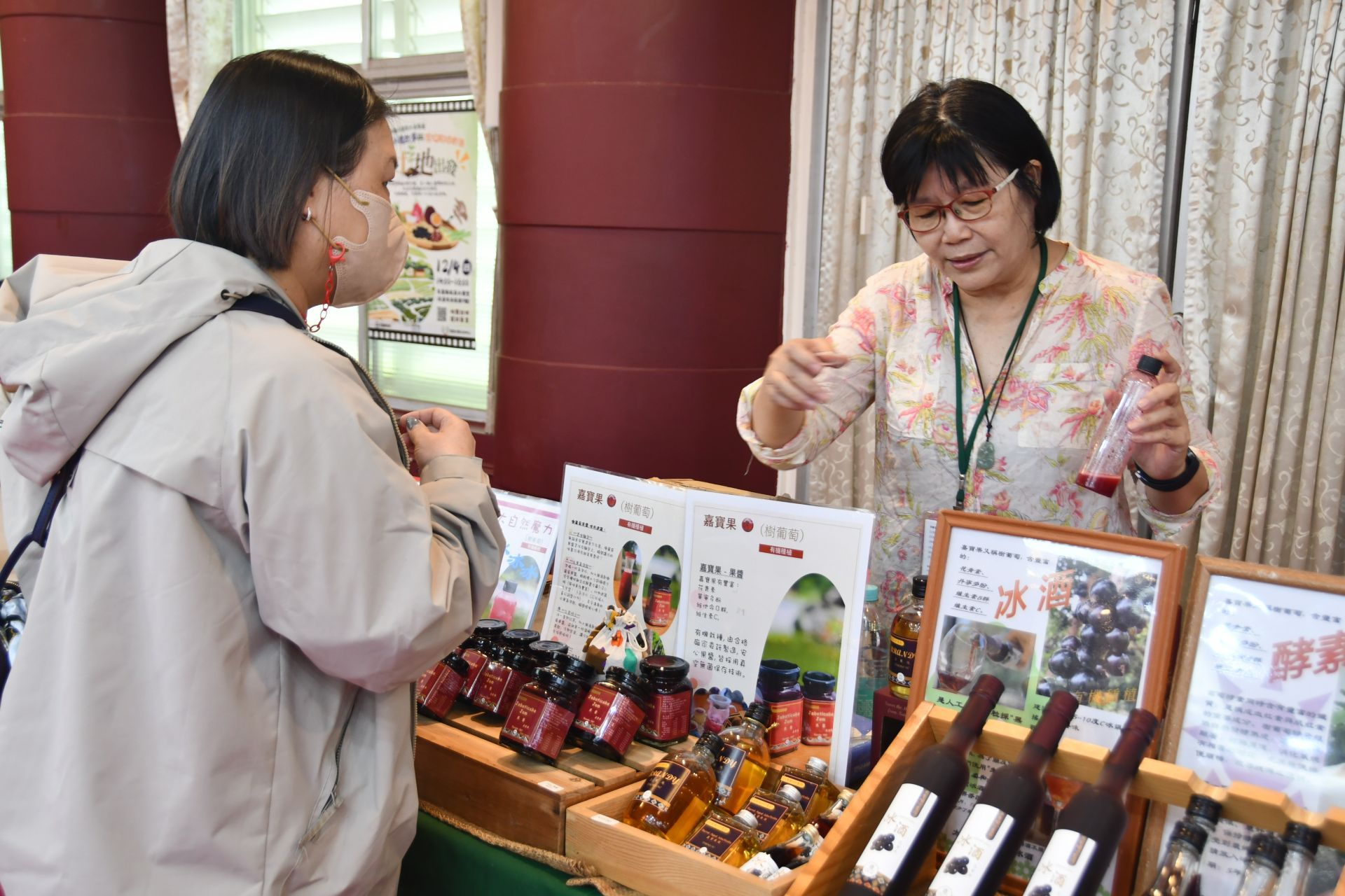 在地有機風味市集，吸引民眾駐足採購