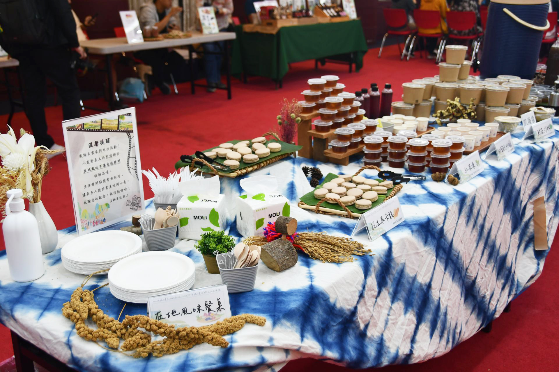 新鮮農產與加工品擺滿桌，令人食指大動