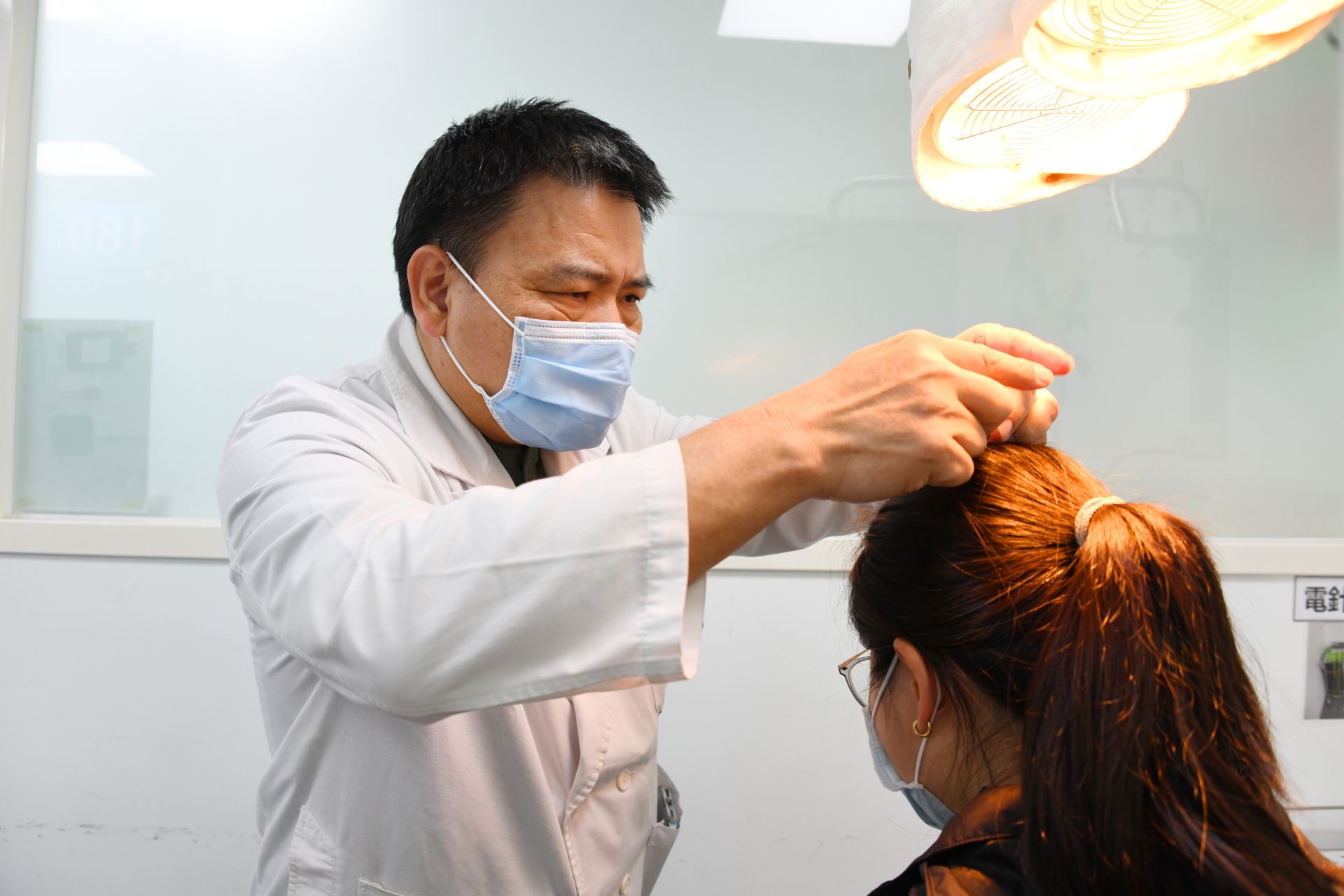 中醫部葉明憲醫師以語音輸入計針系統協助針灸