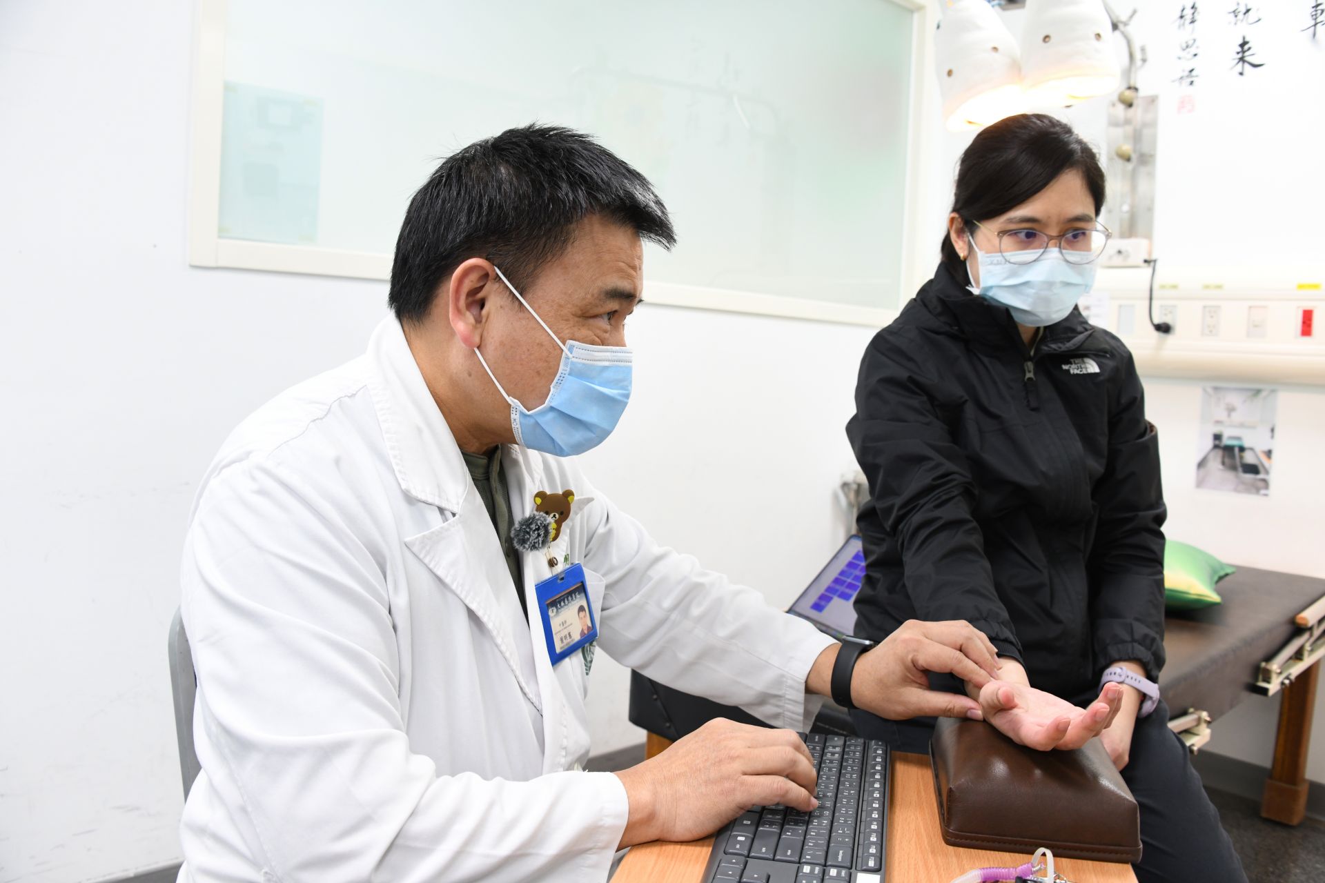 葉醫師在診間問，為民眾診脈。