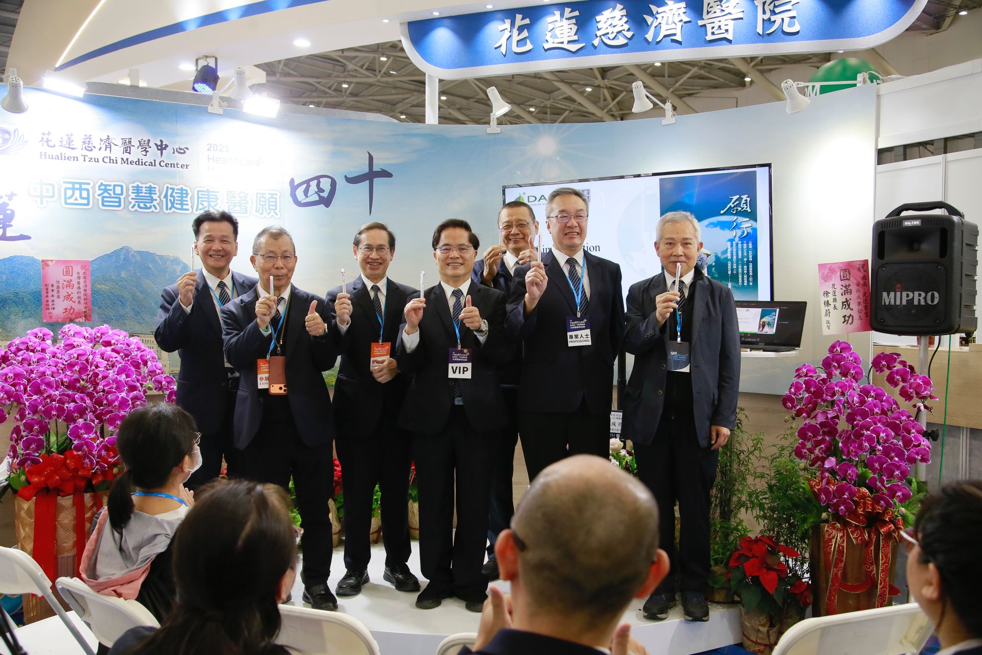 花蓮慈濟醫院林欣榮院長(左四)與大愛感恩科技公司總經理李鼎銘(右三)希望能將廢棄醫材再生發揚光大。左起為花蓮慈濟副院長陳星助、吳彬安、台北慈濟副院長鄭敬楓、花蓮慈濟國際醫學中心副主任鄭順賢、副院長王志鴻。