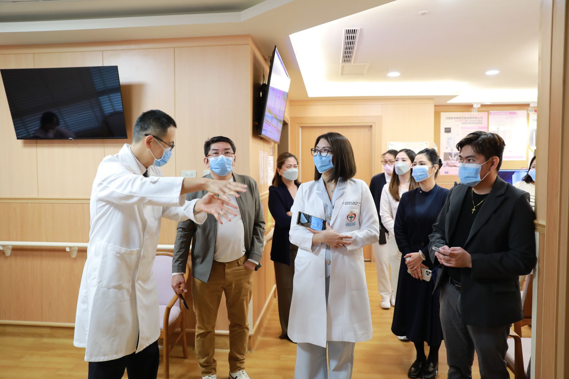 會後菲律賓團隊實地參訪四個單位，了解病房配置、醫療流程、人力運作及照護模式。菲律賓參訪團認為花蓮慈院實際增加資源、貼近病人需求的做法非常值得在他們院所借鏡，也對花蓮慈院在臨床路徑、流程優化及照護品質上的實務經驗留下深刻印象