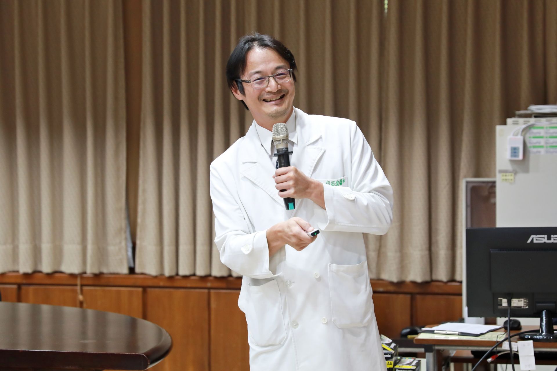 會議由外科加護病房何冠進主任進行專業簡報，內容涵蓋重症照護策略以及臨床流程整合等特色亮點。