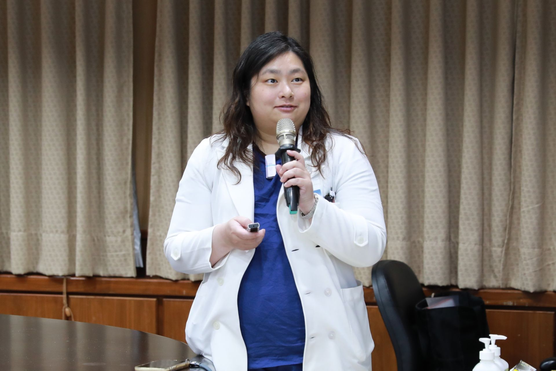 會議由小兒加護病房裘品筠主任進行專業簡報，內容涵蓋小兒照護策略以及臨床流程整合等特色亮點。