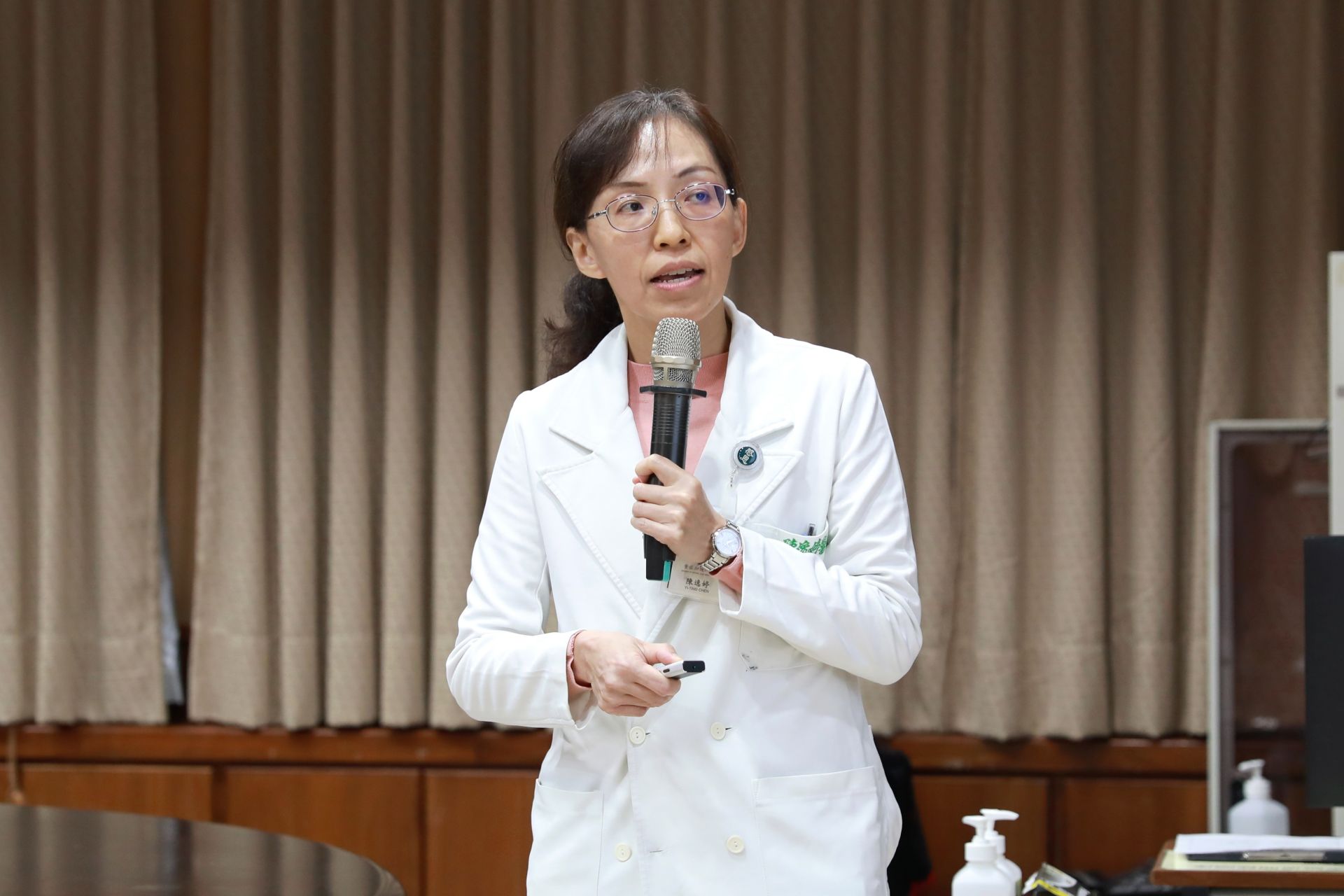 會議由內科加護病房陳逸婷主任進行專業簡報，內容涵蓋重症照護策略以及臨床流程整合等特色亮點。