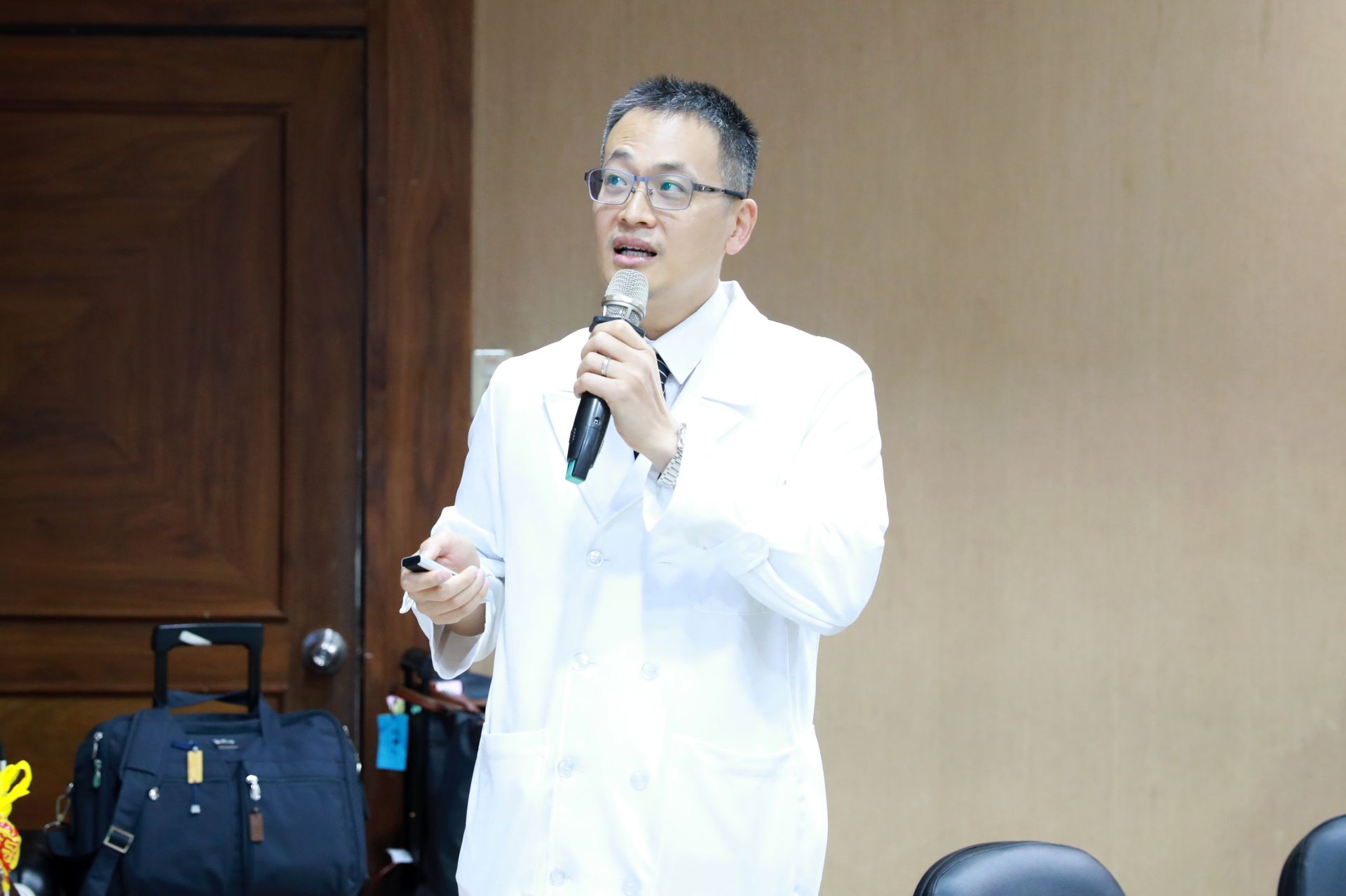 會議由乳房醫學中心張群明主任進行專業簡報，內容涵蓋乳癌跨團隊診治模式以及臨床流程整合等特色亮點。