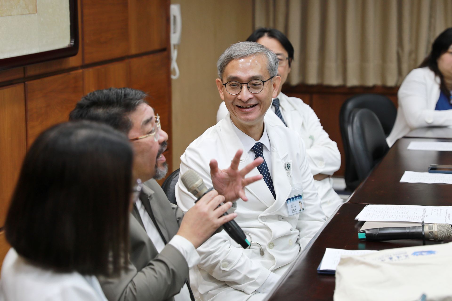 花蓮慈院副院長李啟誠接待本次交流會，分享醫院在專科整合、重症照護與臨床創新上的發展方向。