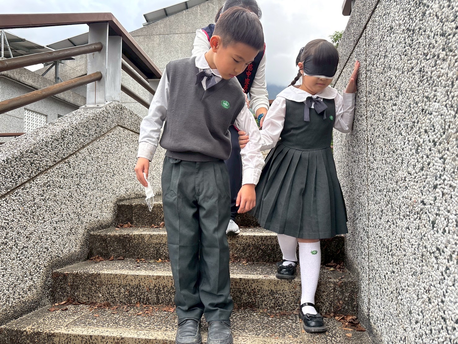 二年級難行能行：小朋友細心的提醒看不見的同學要下階梯囉，要小心！