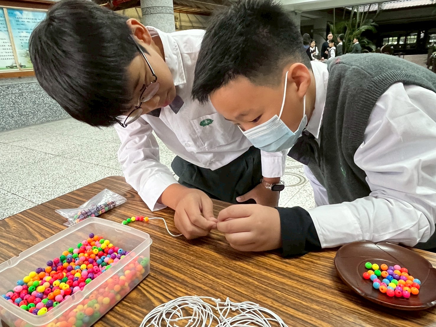 五年級單手串珠：體驗僅有一隻手的人，生活是多麼辛苦！