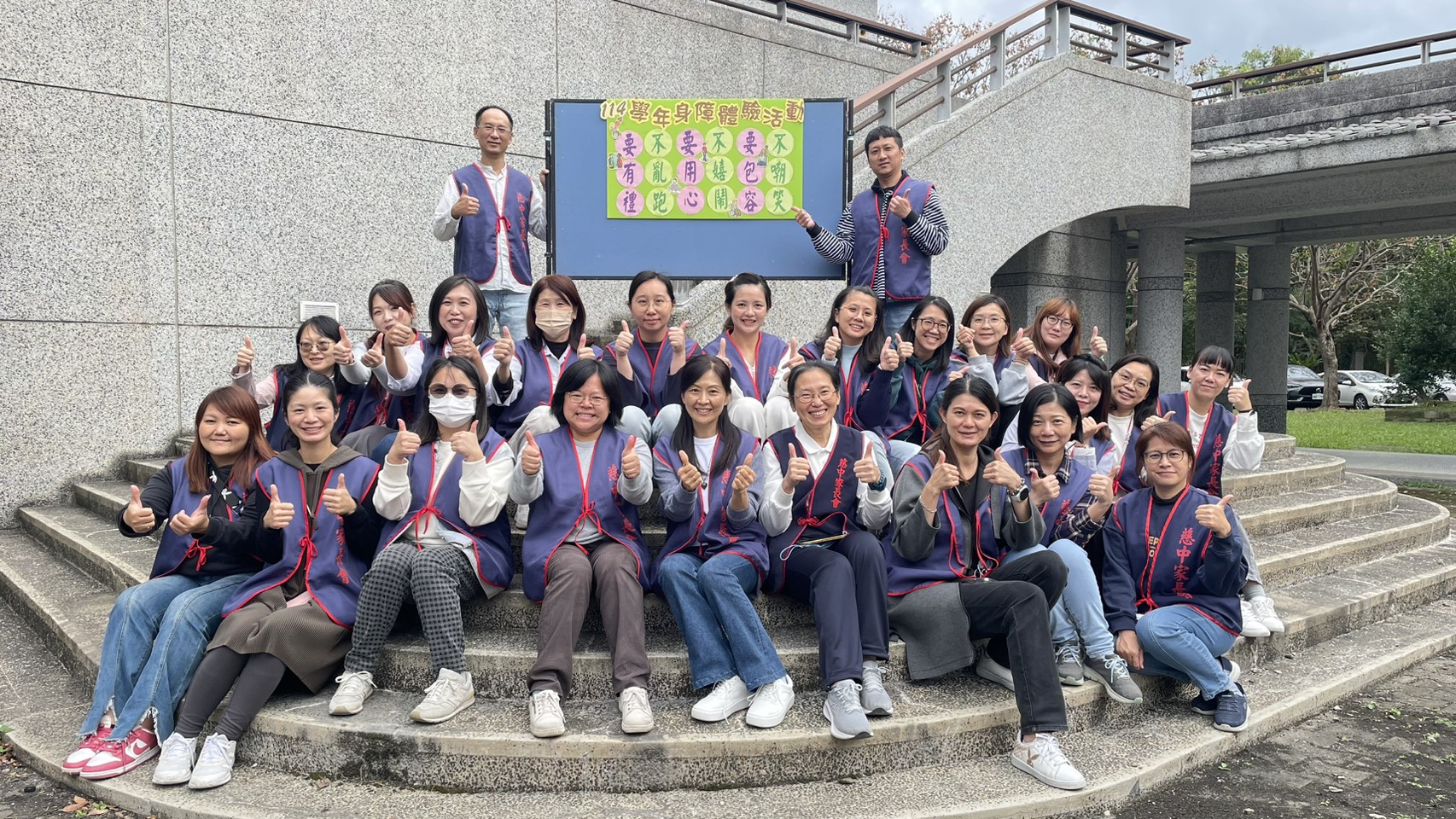 家長志工協助引導及維護學生安全 ，親師合作共同為孩子上了一堂最寶貴的生命教育課