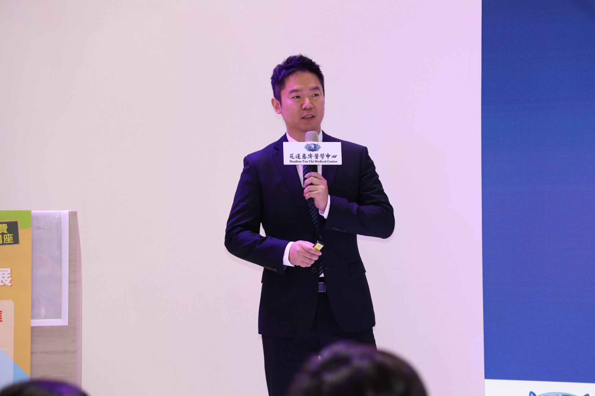 花蓮慈濟醫院內視鏡進階治療科主任簡錫淵帶來結合新型診療與人工智慧判讀的精準內視鏡檢查,吸引眾多民眾聽講。