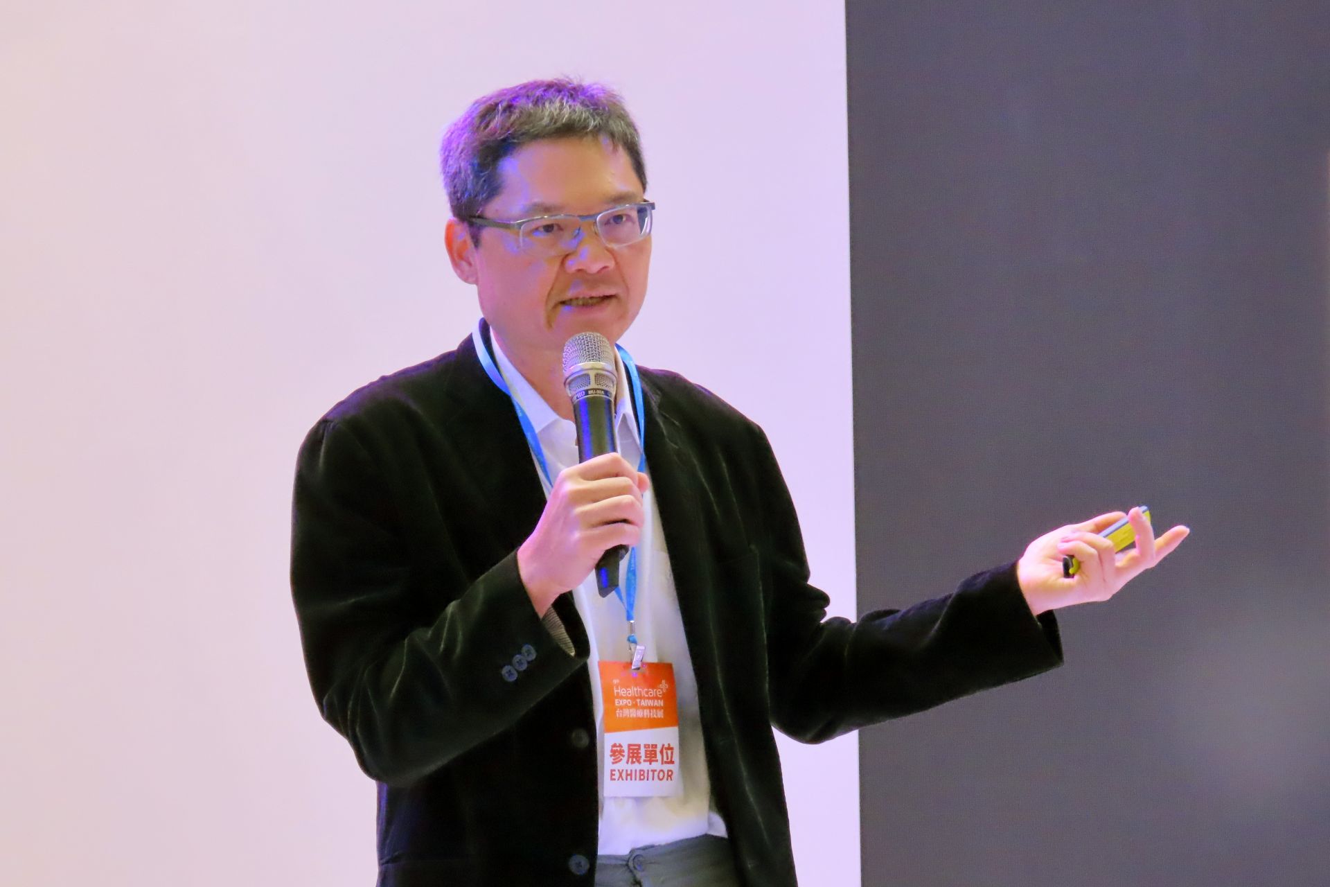 李旻憲主任在台灣醫療科技展演講「減重手術後之照護」,說明兩個臨床減重案例。