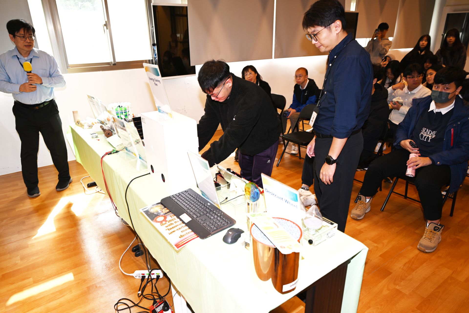 學生正在體驗國原院物理所的節能科技