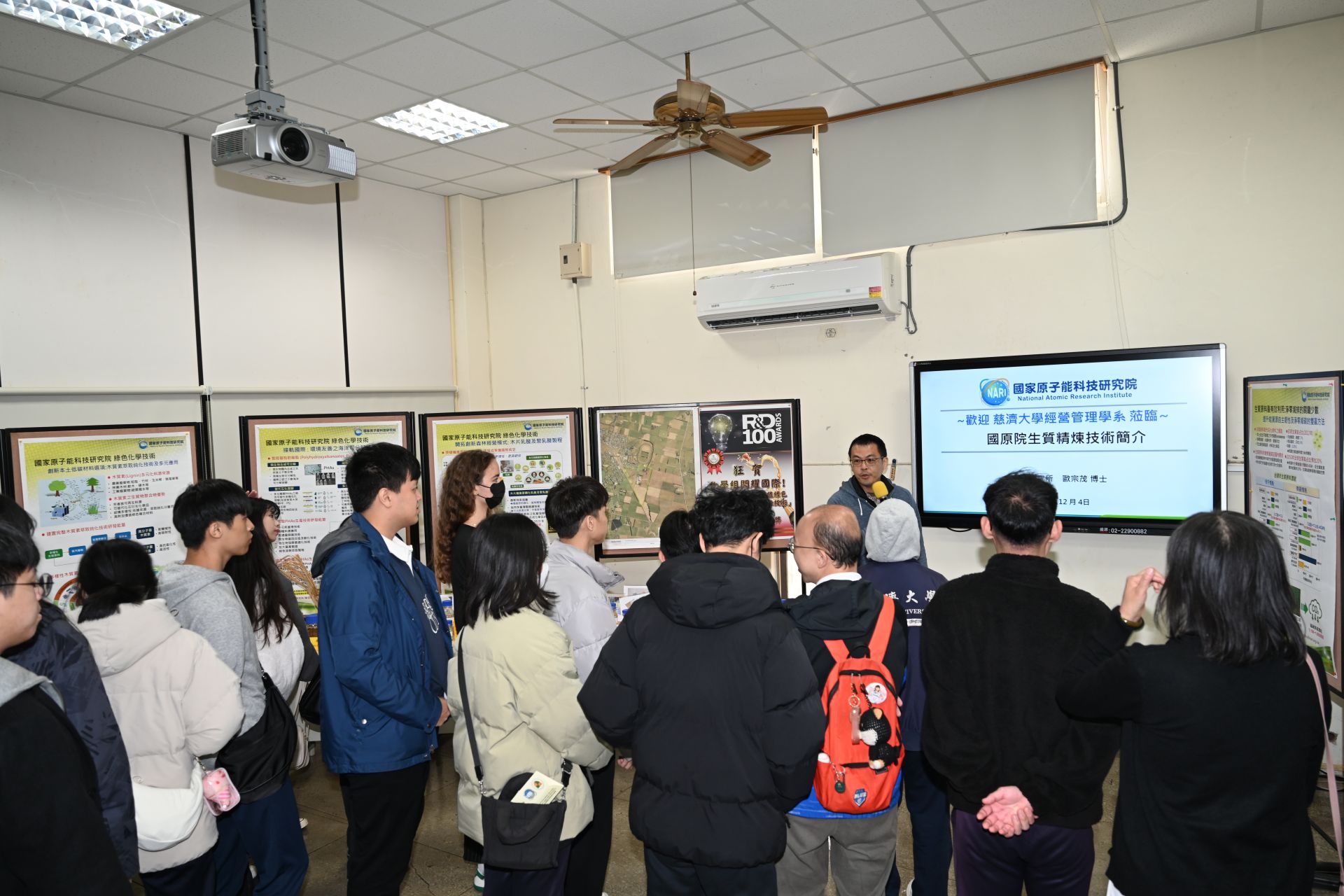 師生聽取國原院生質精鍊與負碳技術介紹