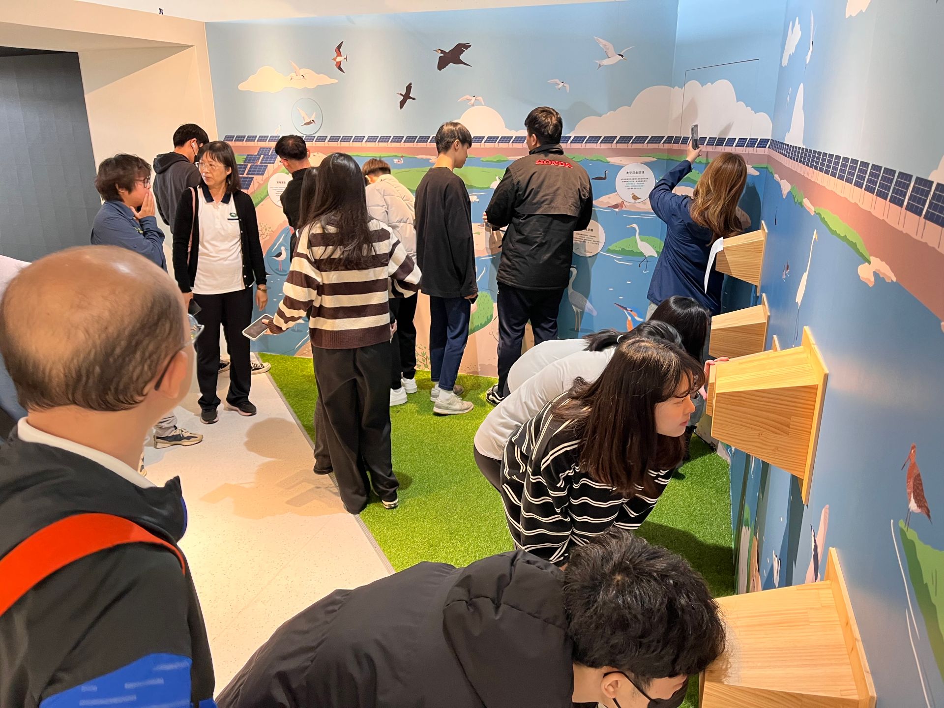 學生正在觀看黑面琵鷺棲息在義竹的紀錄片