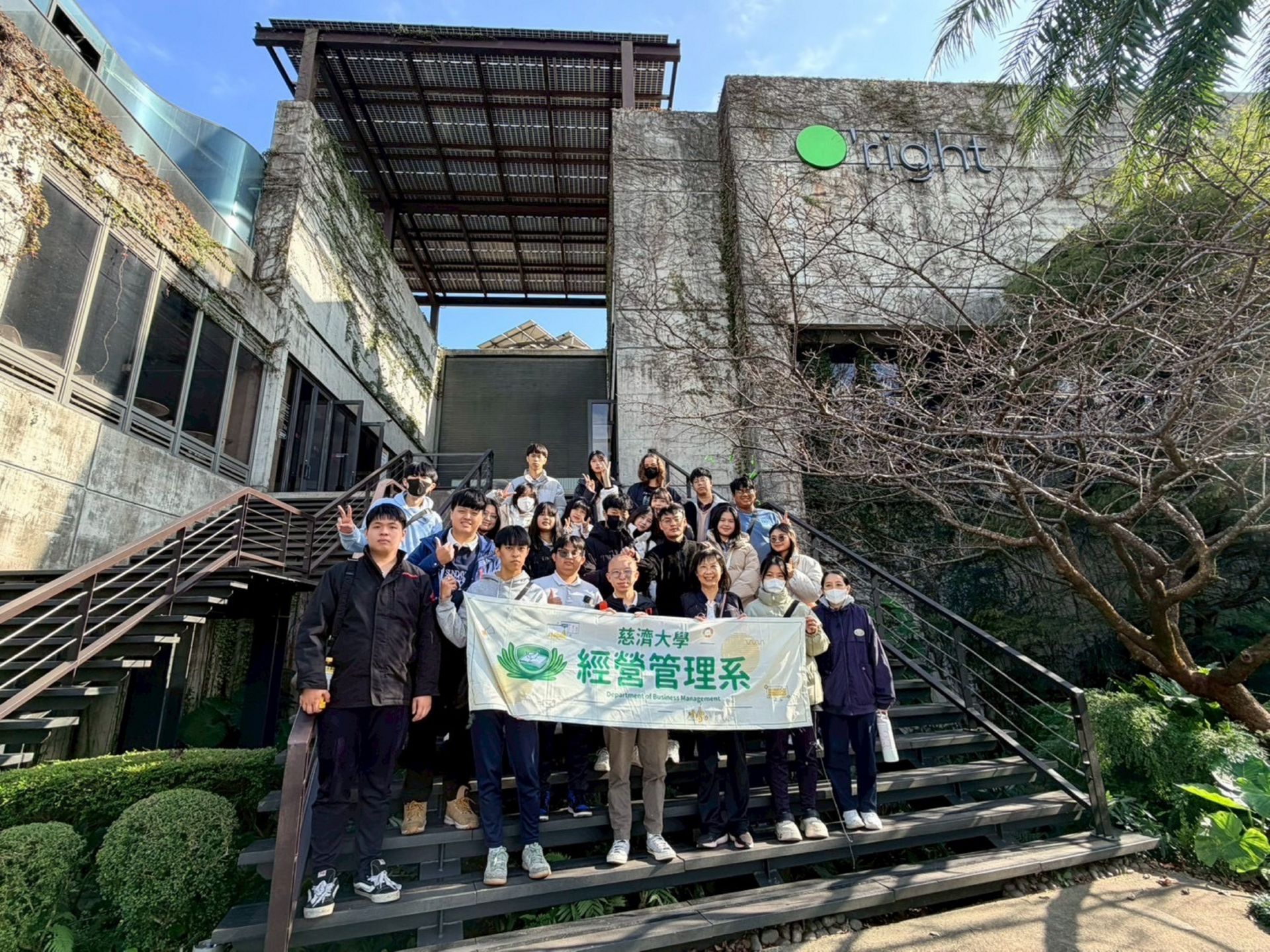 師生在歐萊德綠建築總部前合影