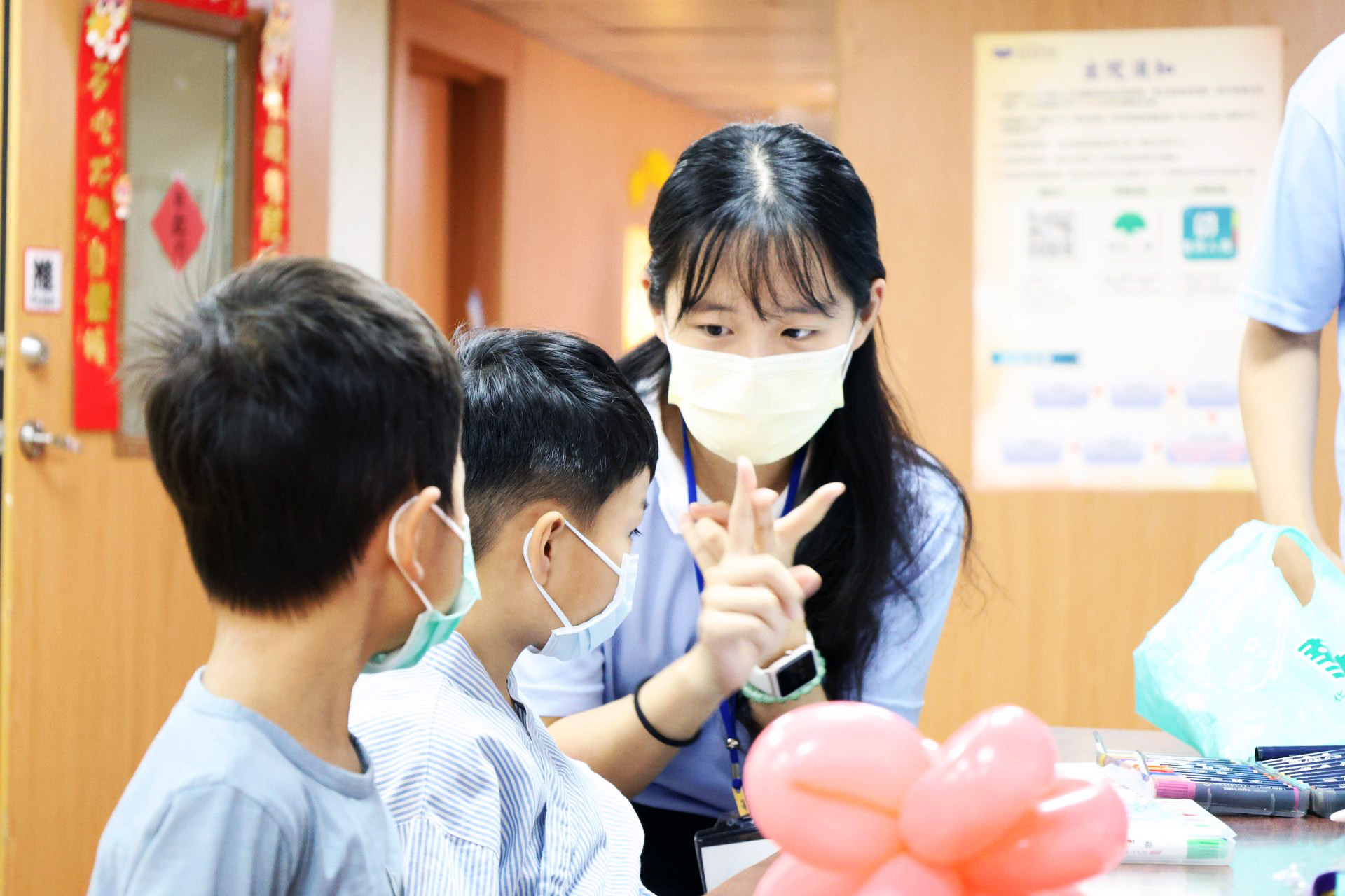 醫學系的黃子珊同學參與見晴醫療服務隊在慈濟醫院進行病房陪伴