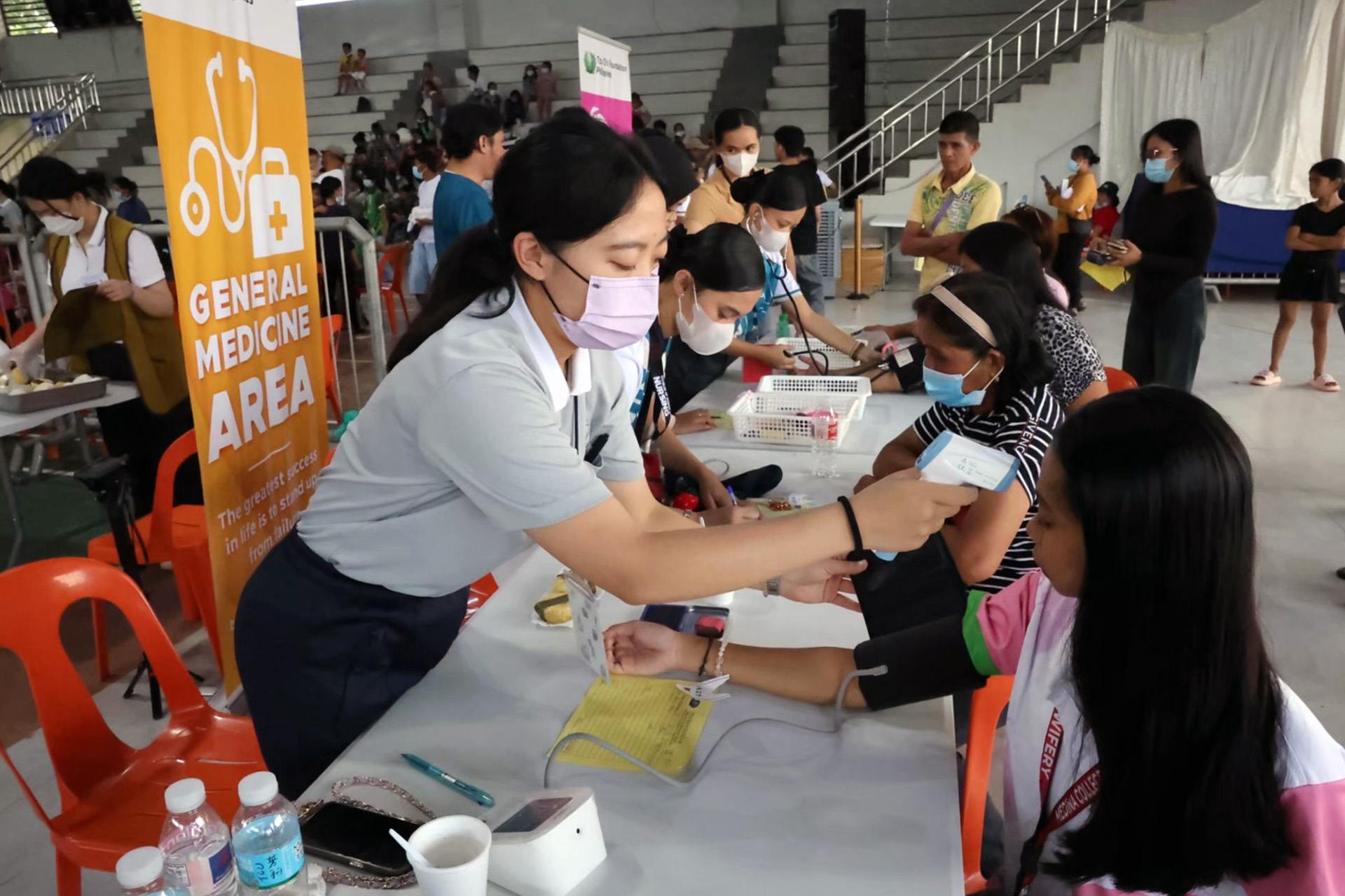 物治系的周芳羽同學參與人醫飛揚團隊在菲律賓三寶顏省會體育館進行義診服務