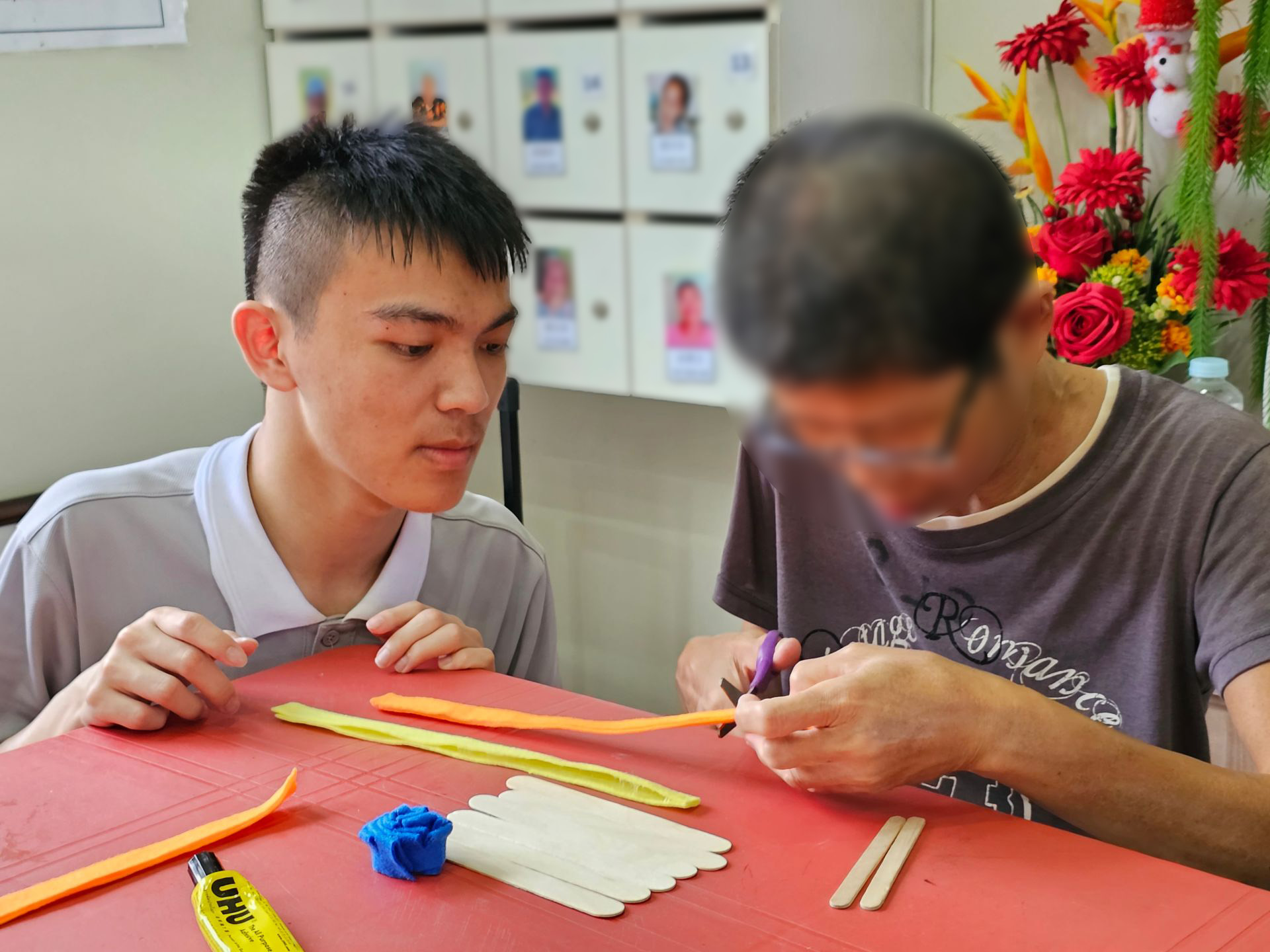 兒家系張淇珉同學參與微光教育志工隊在馬來西亞伯特利山老人院帶領長者手作