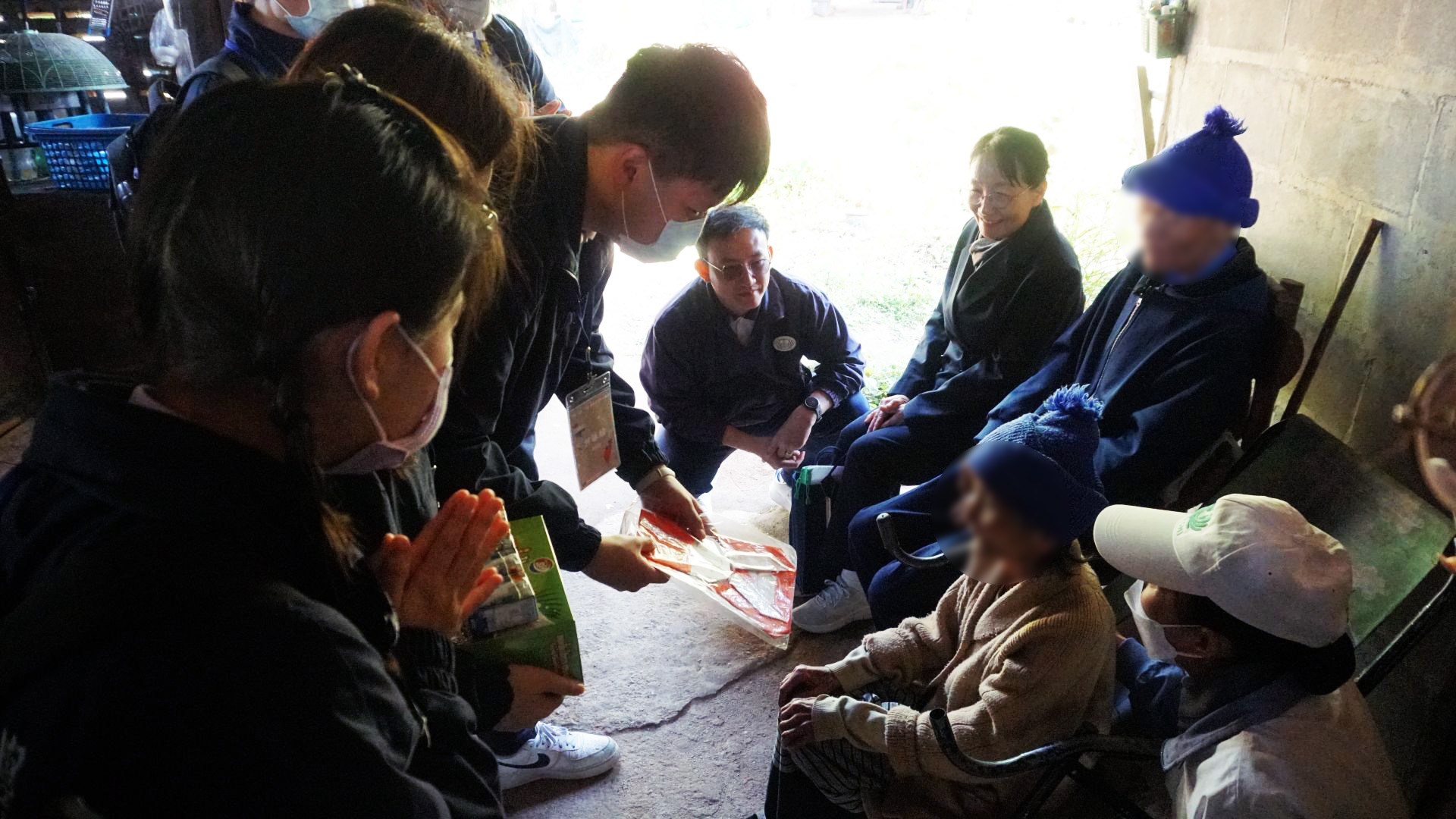 心苗志工隊與清邁慈濟學校老師進行社區個案關懷