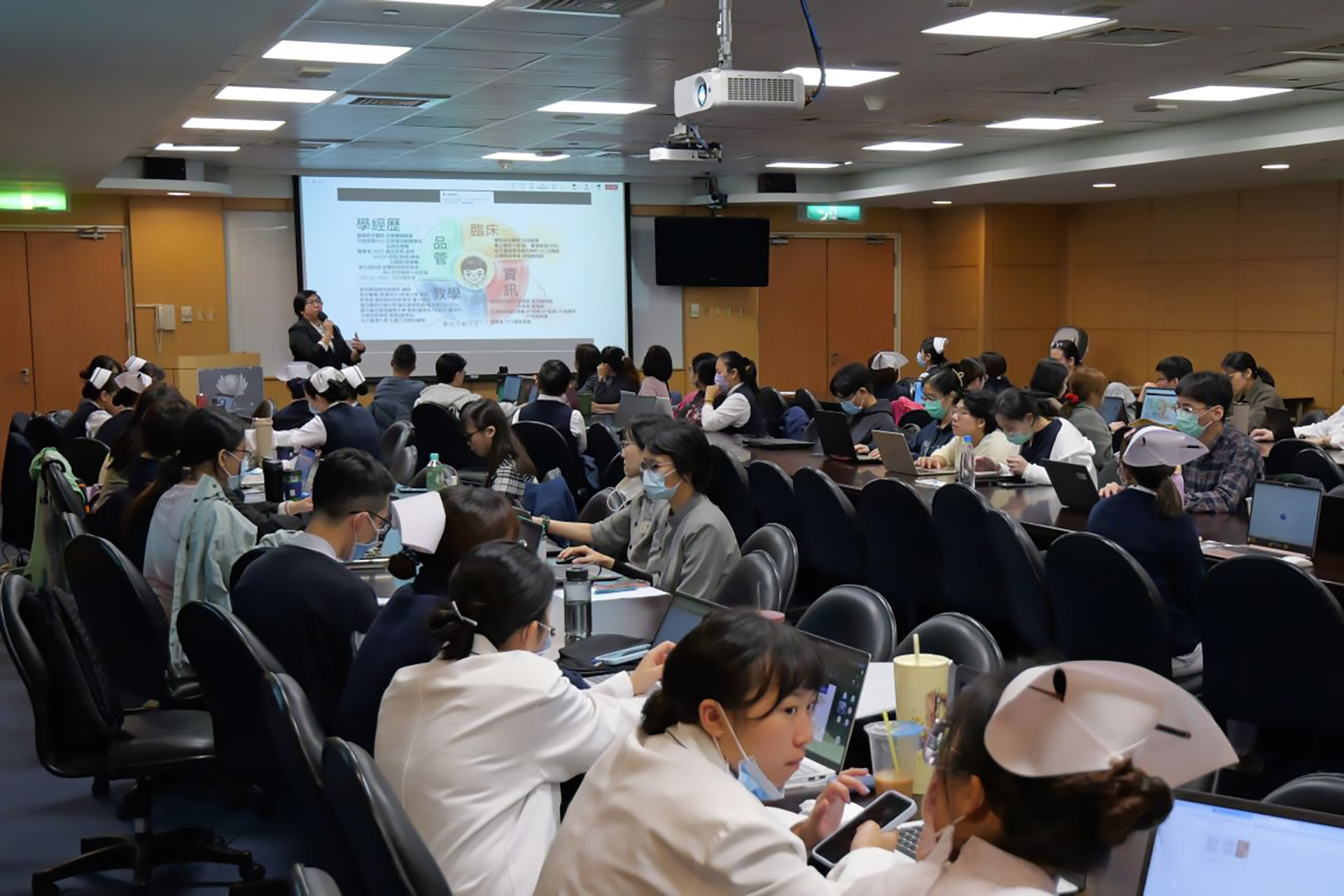 醫務部智慧醫療創新中心朱家慧高級專員表示，工作坊的課程重點在於提升學員們的資訊能力，提高醫院整體的解決問題能力、優化臨床作業流程。