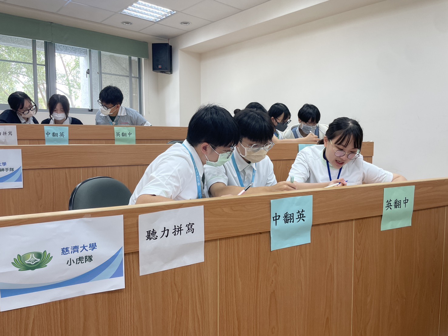 參賽選手進行醫護英文項目