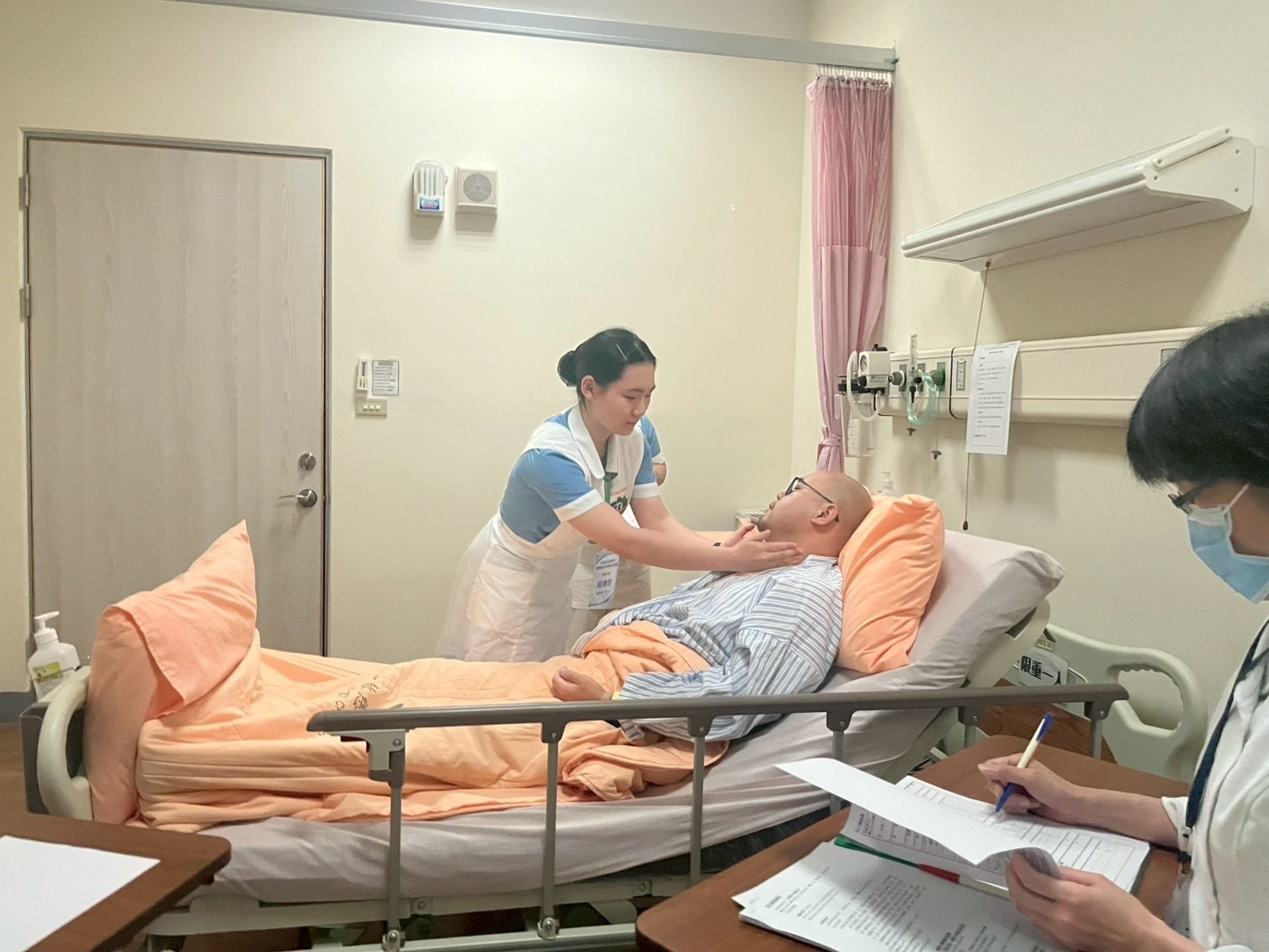參賽選手進行護理專業技能競賽項目