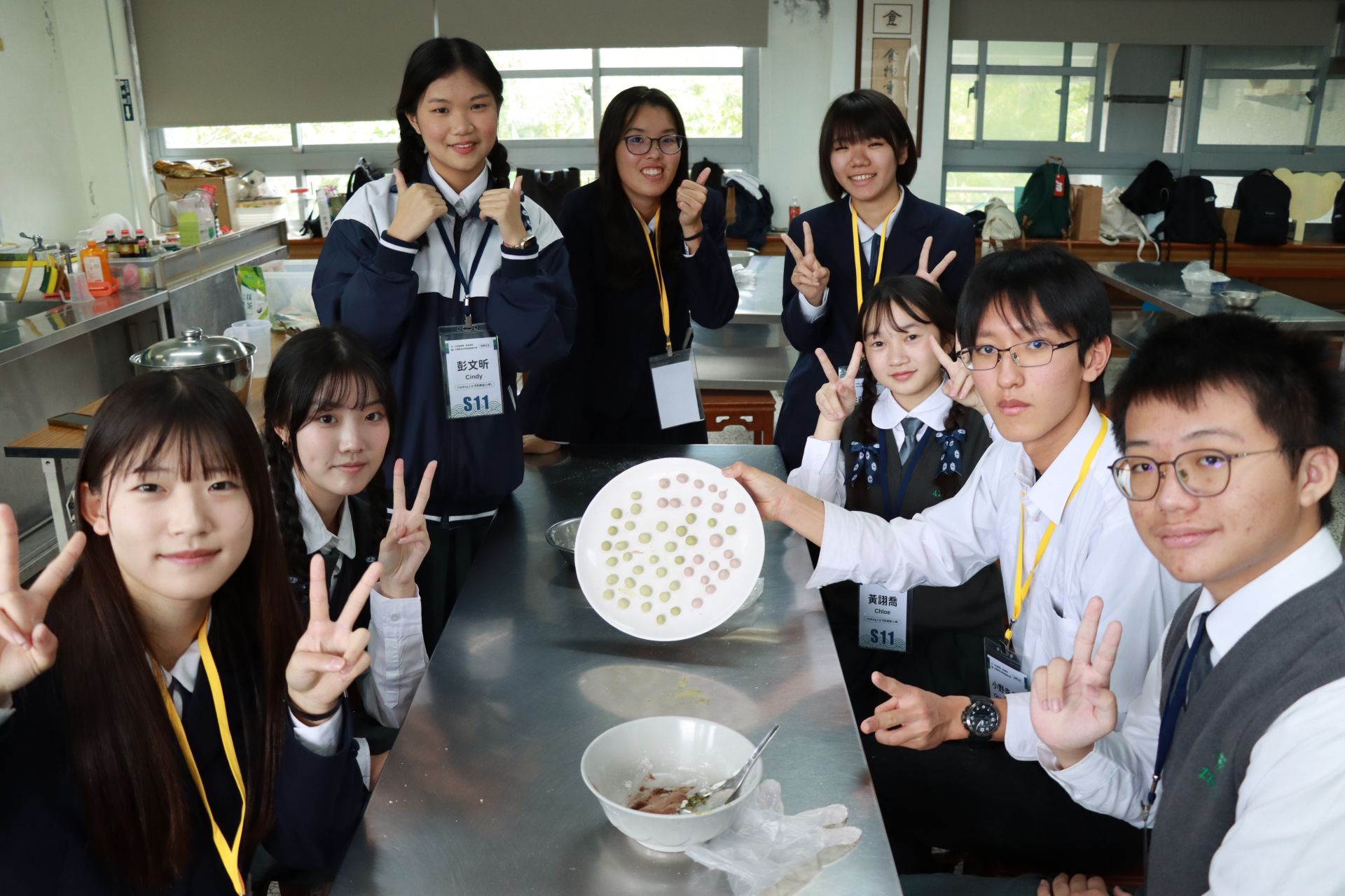 在烹飪課上,兩校學生共同搓湯圓,創造台日風味的特色料理