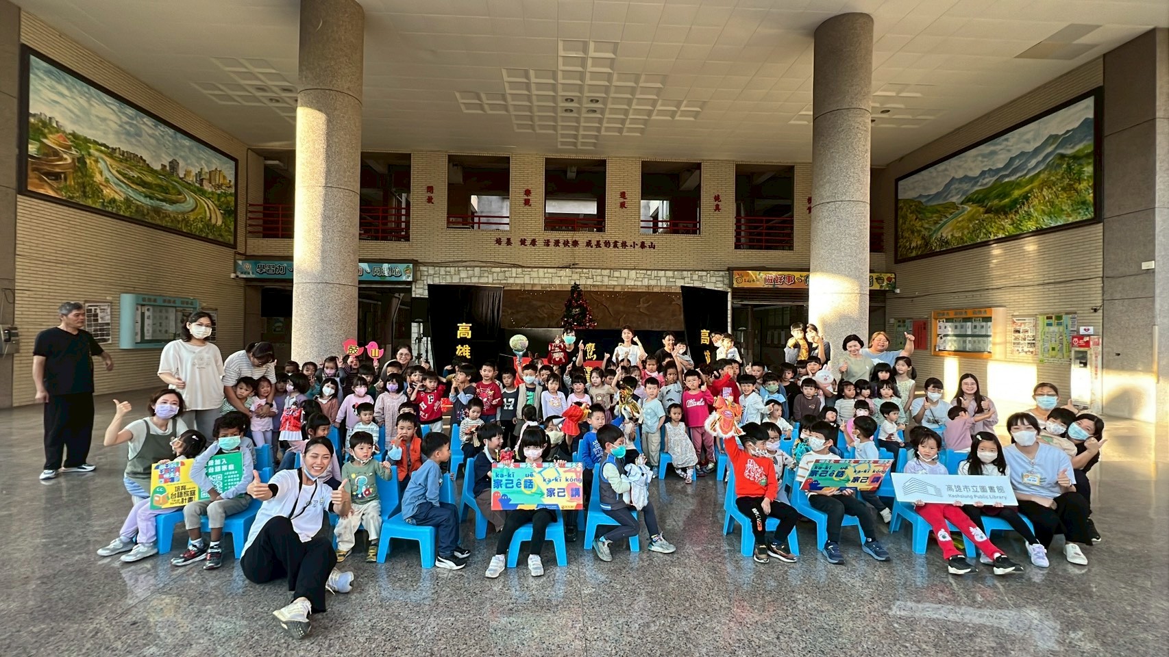演出後全體大合照,孩子們手拿著台語學習看板及布袋戲偶,與老師與劇團共同歡喜留影,展現布袋戲走進校園、台語扎根的溫馨成果。