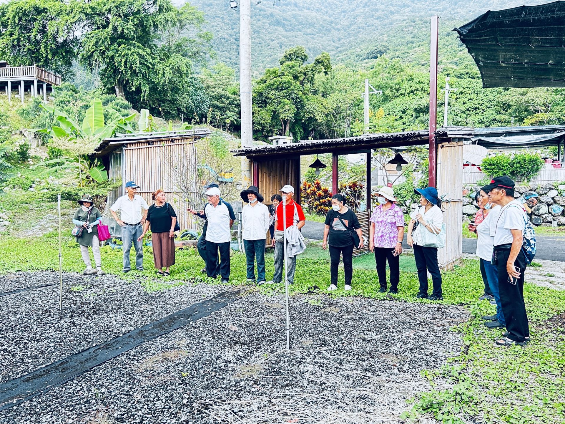 帶領農戶參訪慈大在秀林鄉建置之雨來菇場地