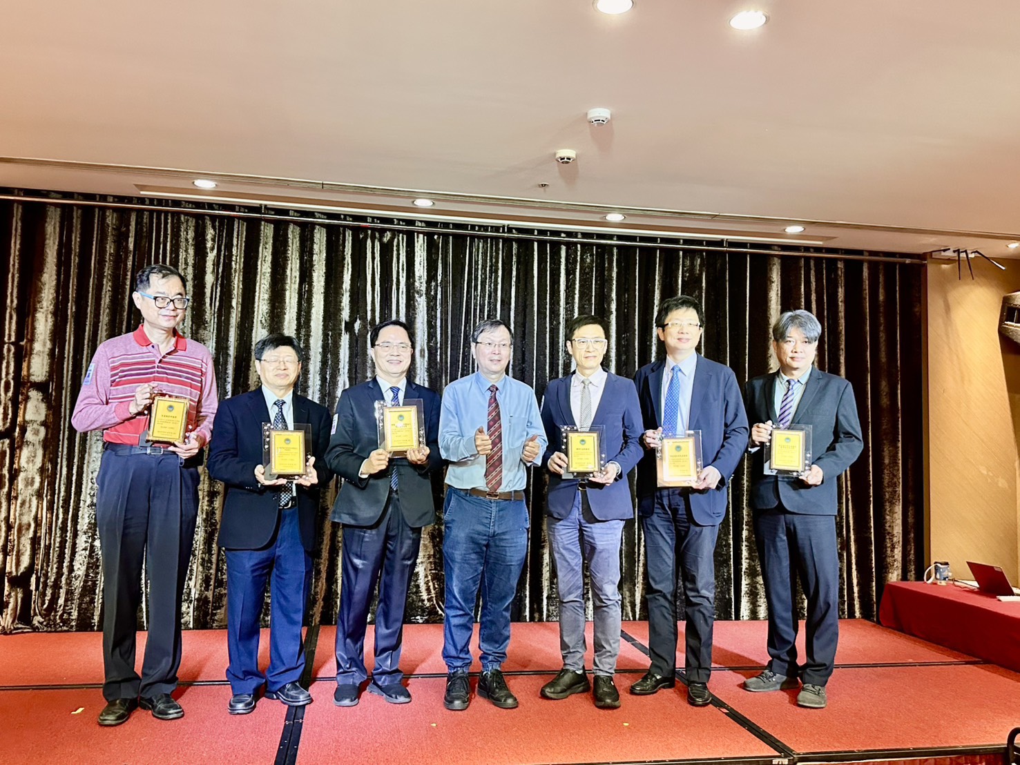 衛生福利部次長莊人祥(左四)頒發感謝狀給各醫療院所、醫事職類公會，左三林欣榮院長代表接受表揚。