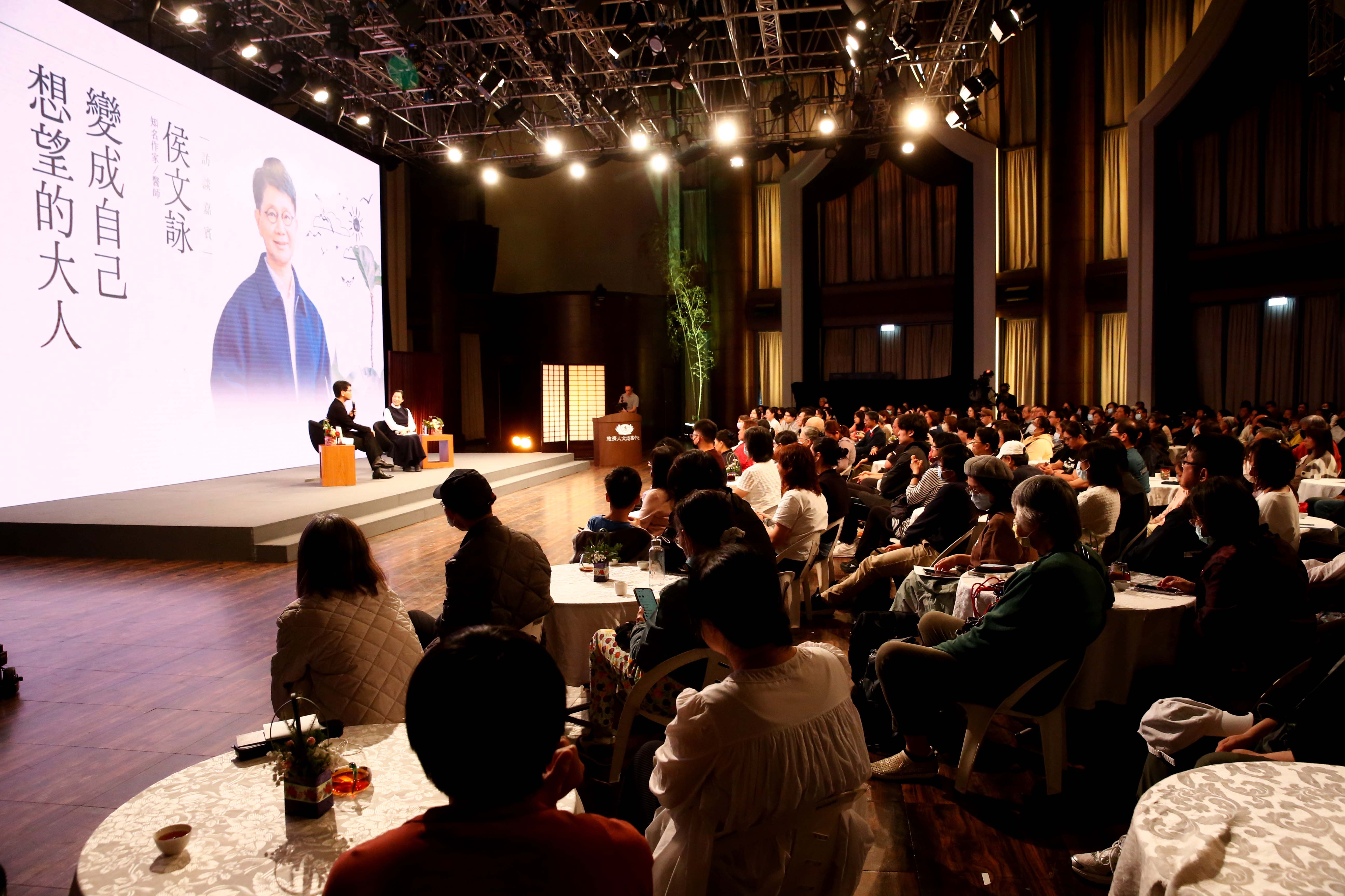 靜思書軒舉辦心靈講座，邀請知名作家暨醫師侯文詠蒞臨分享，以溫暖文字與醫者視角，引領聽眾思索身心靈的平衡與環保生活的可能。