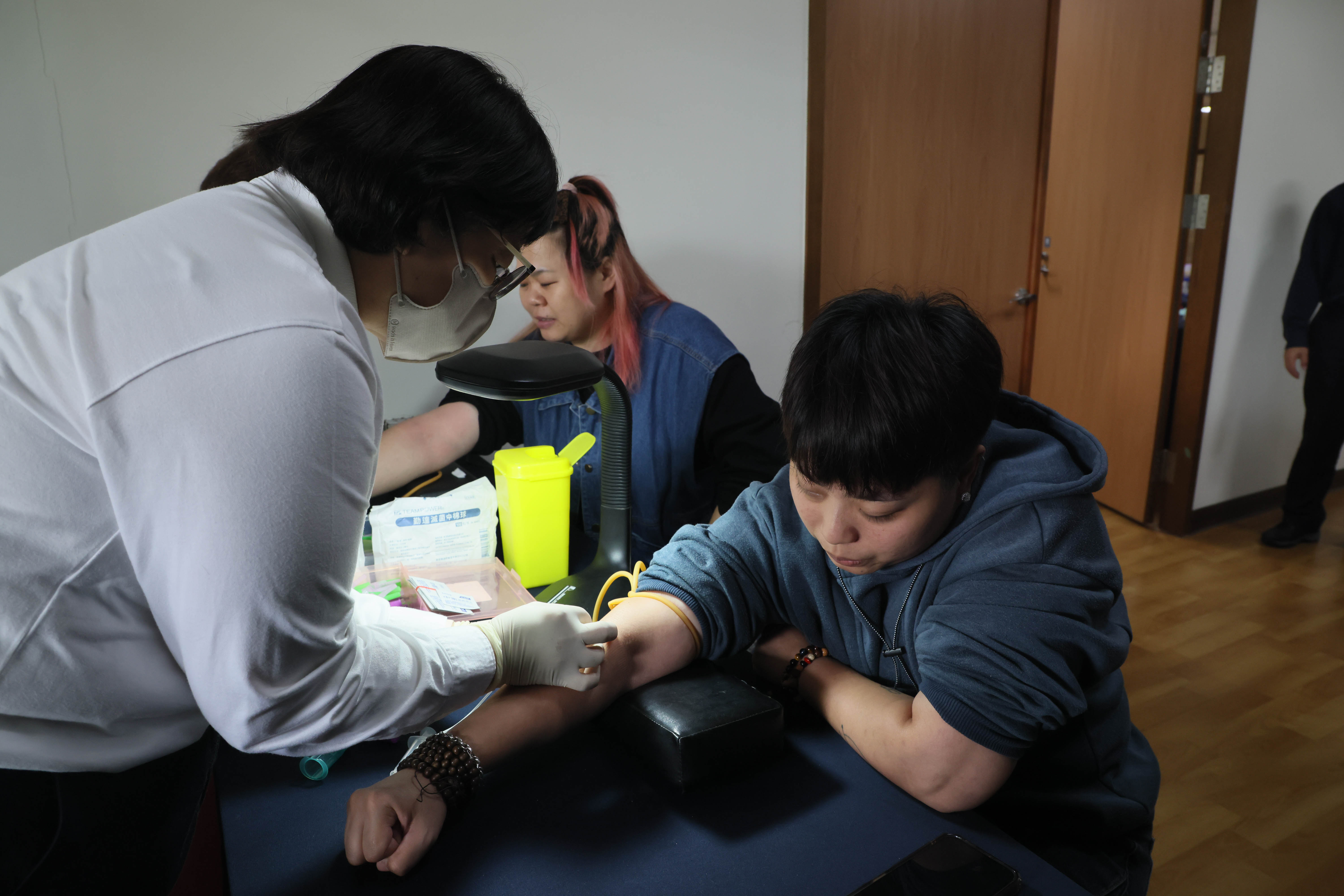 愛髓時都在關渡心相繫 挽袖驗血建檔超人無披