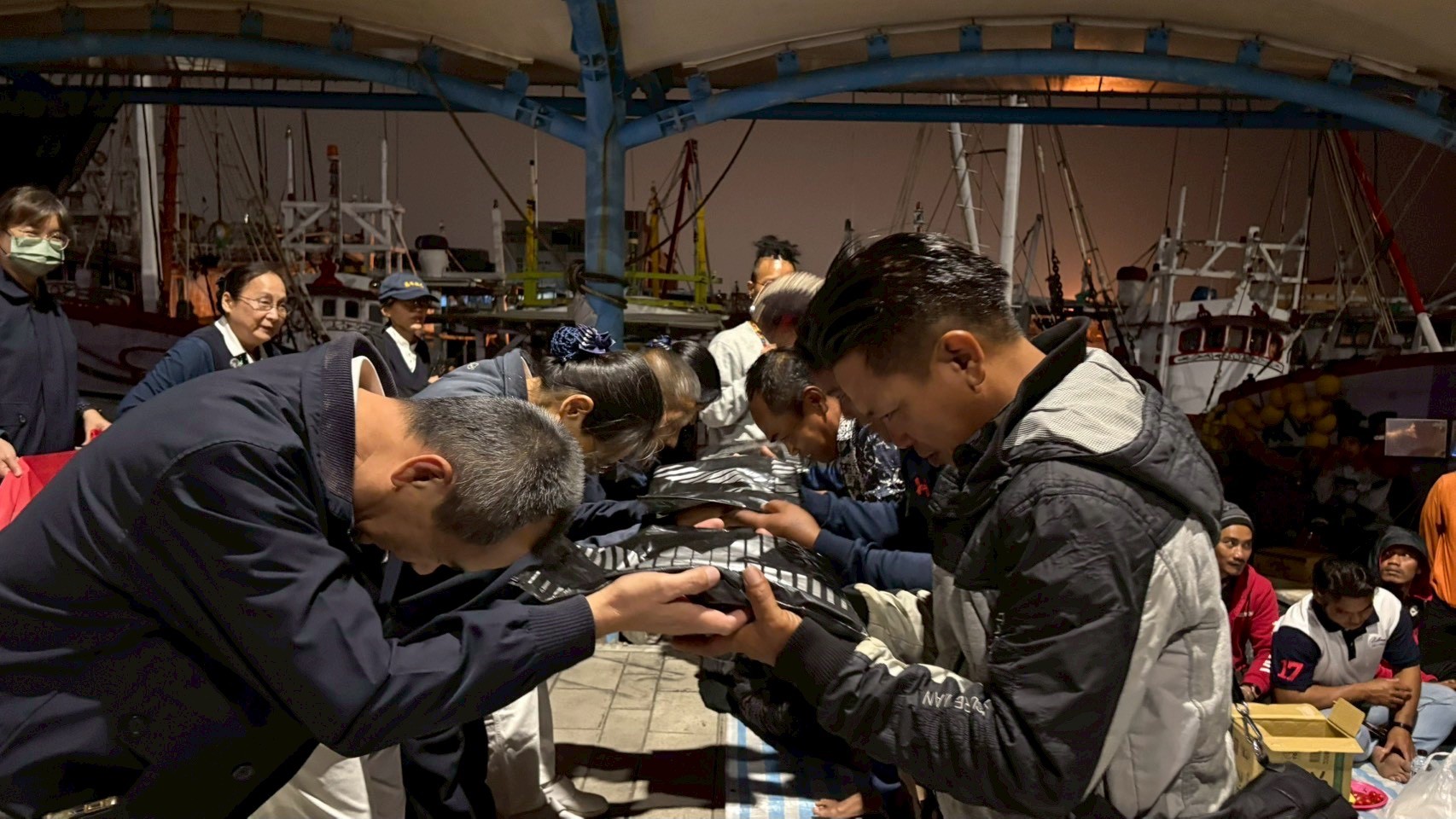 梓官區蚵子寮漁港捐贈不僅是一場物資的傳遞，更是一份人心的交流，象徵社會的溫度來自於彼此的關懷與支持。