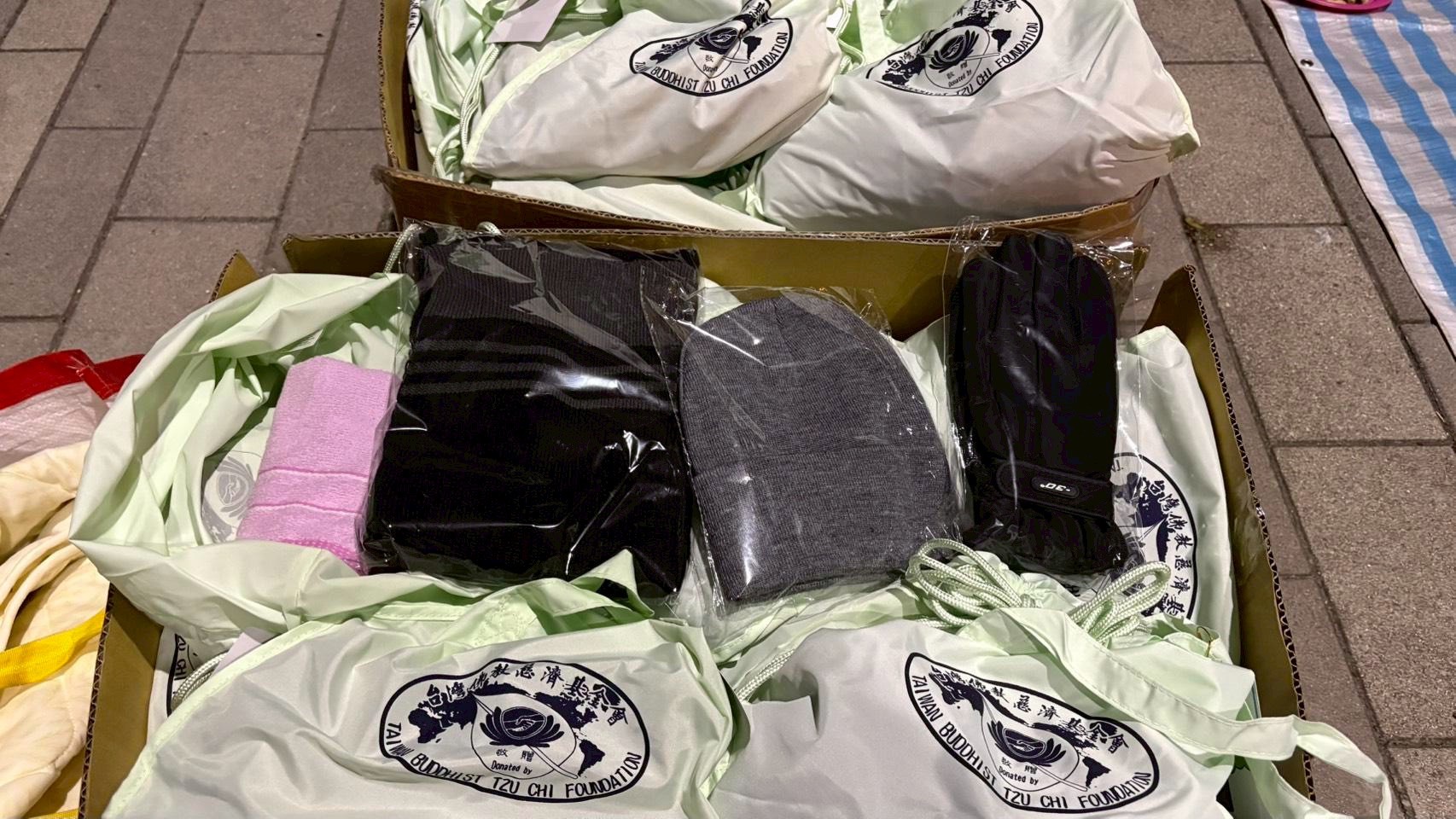 活動約有80位移工、漁工，現場共準備了110份物資，包含毛帽、圍巾、手套、保暖內衣、睡袋及盥洗用品。