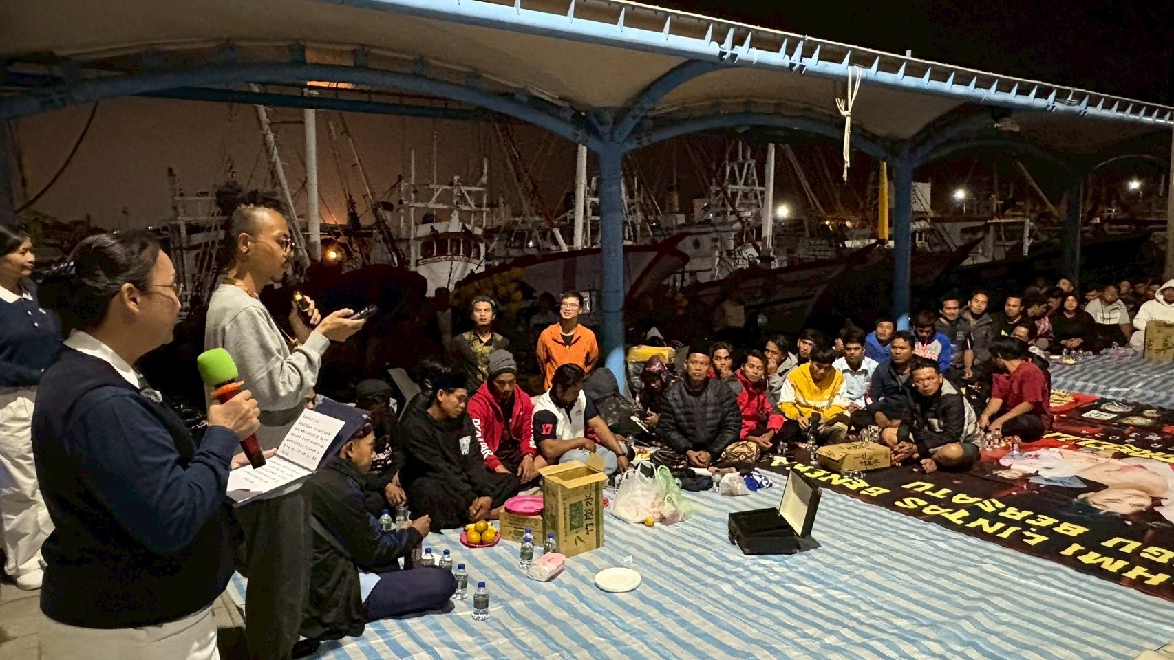 這份情誼並非單向。自2024年風災漁工安置後，幾位漁工感念志工的照顧，只要放假，便會主動前往蚵寮環保站協助回收工作。