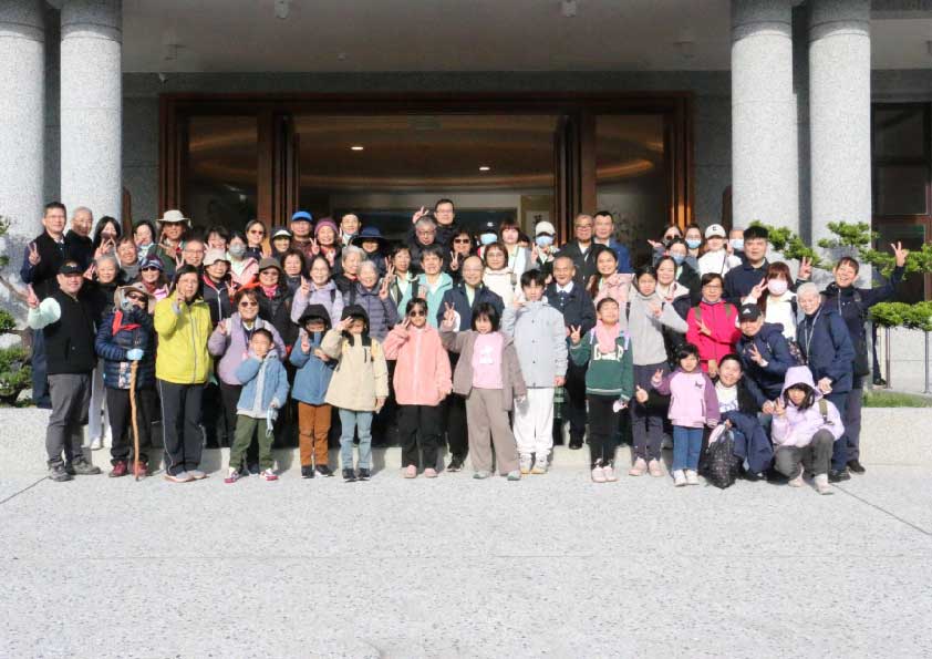 茶山健行出發前,參與院慶健行活動人員在三義靜思堂前合影。