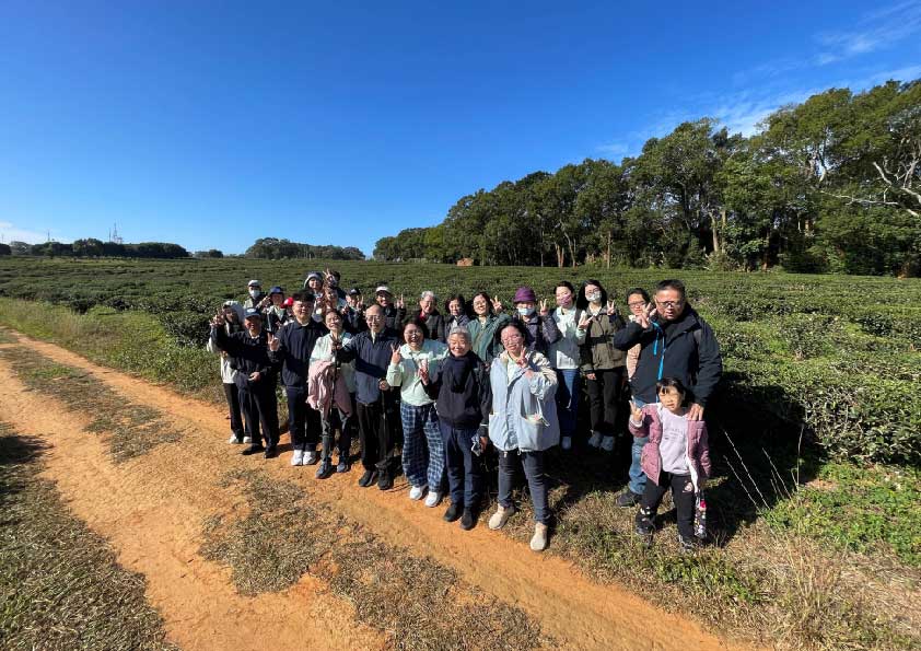 參與活動同仁與志工在茶園合影。