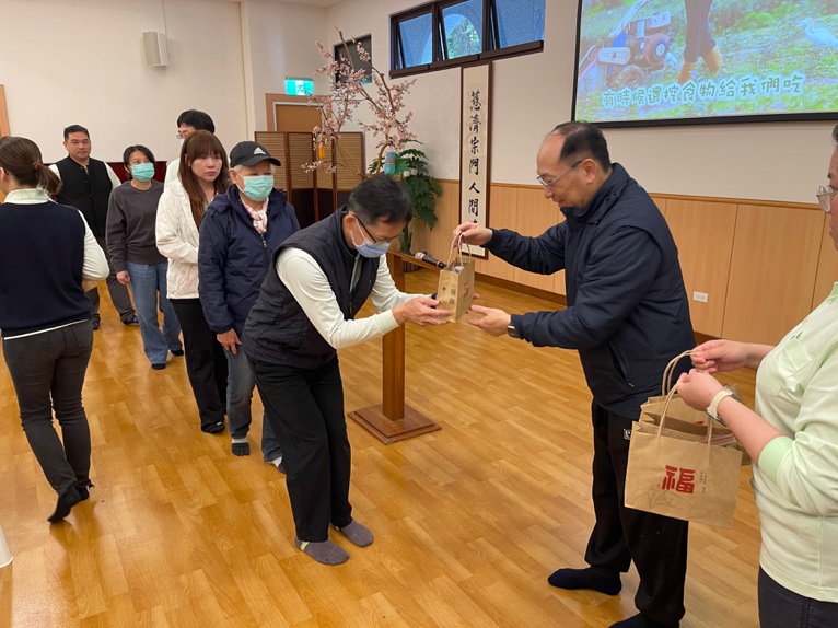健行活動結束,葉家舟院長(右一)親自致贈紀念品。