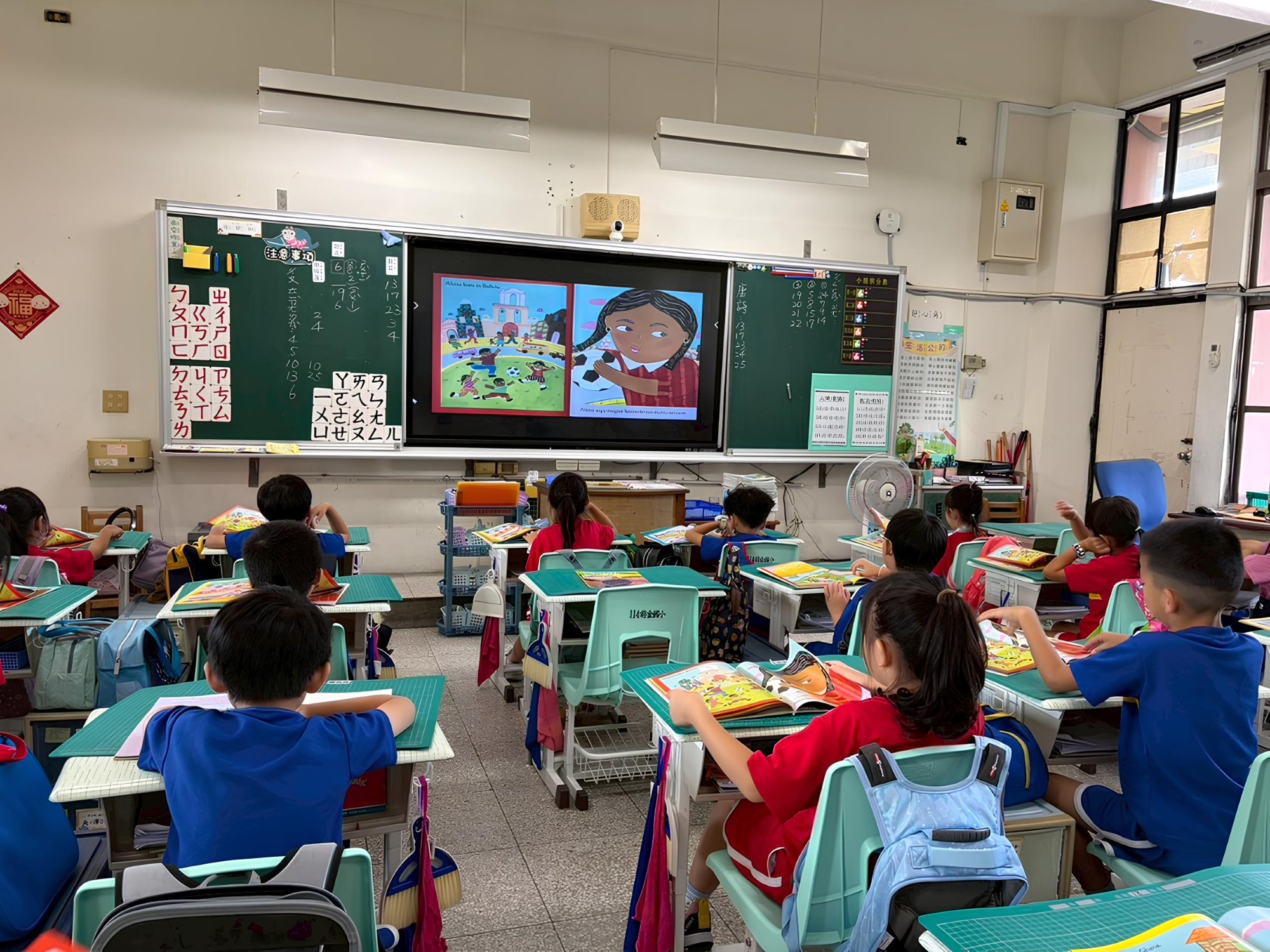 高雄市前金國小學童以紙本繪本搭配電子有聲書進行閱讀,透過聲音與圖像的結合提升理解與專注度。