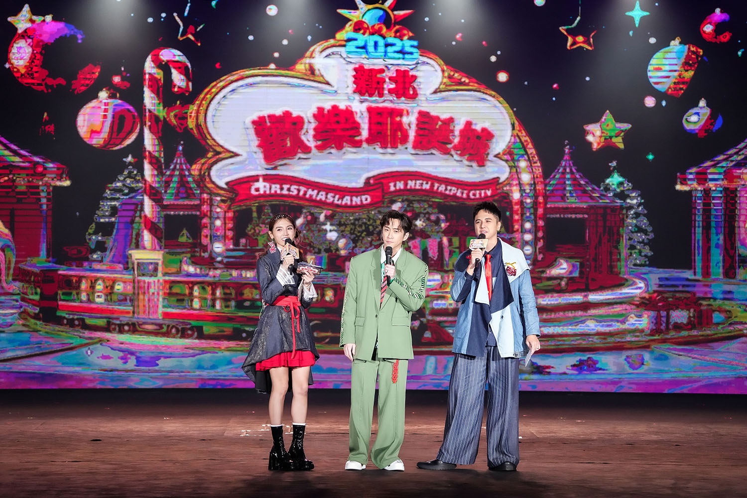 演唱會由陳漢典、曾子余、朵拉+謝雨芝共同主持,三人首度合作即展現良好默契,迅速炒。