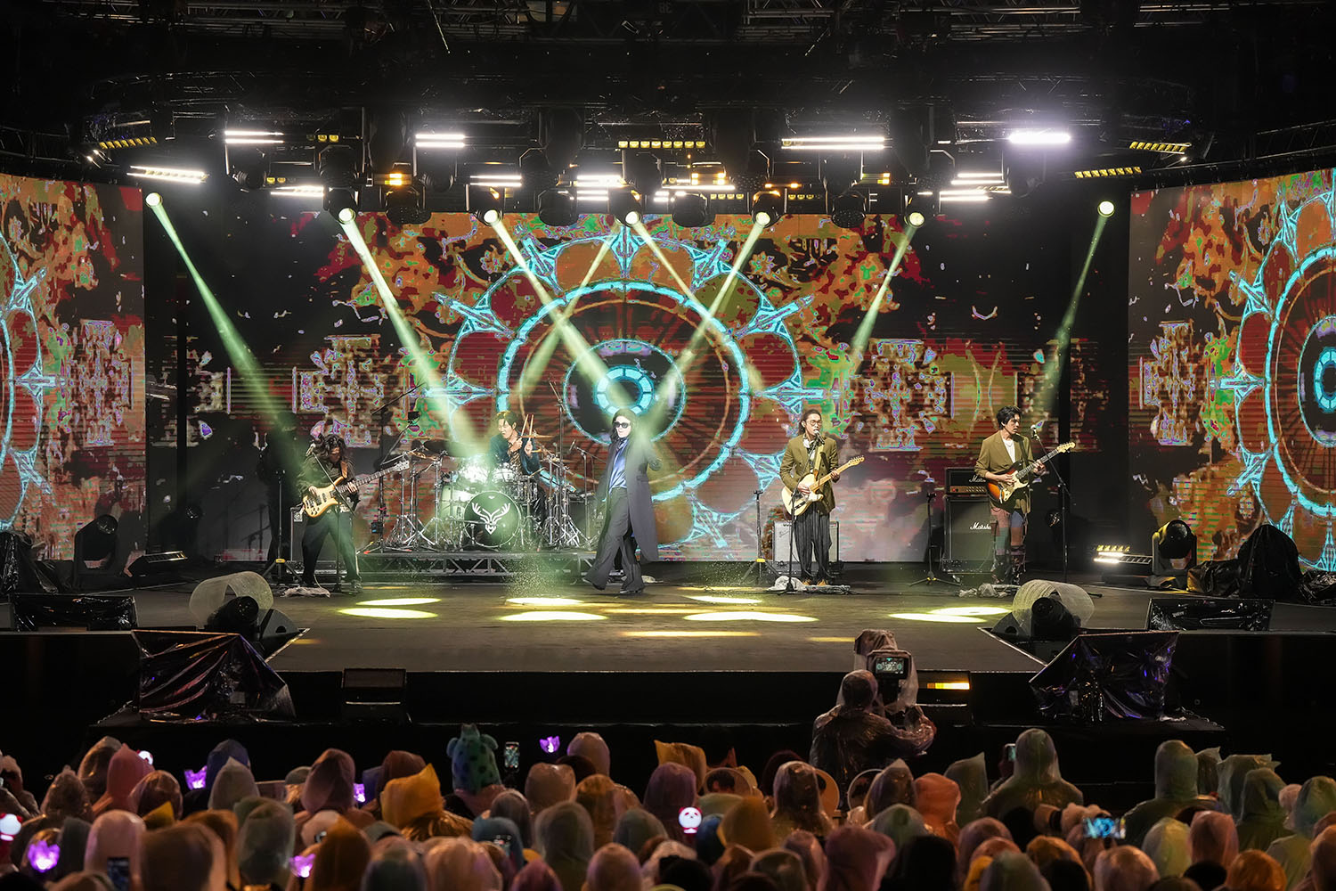 「巨星耶誕演唱會—The+Greatest+Show」由金曲樂團麋先生MIXER揭開序曲。