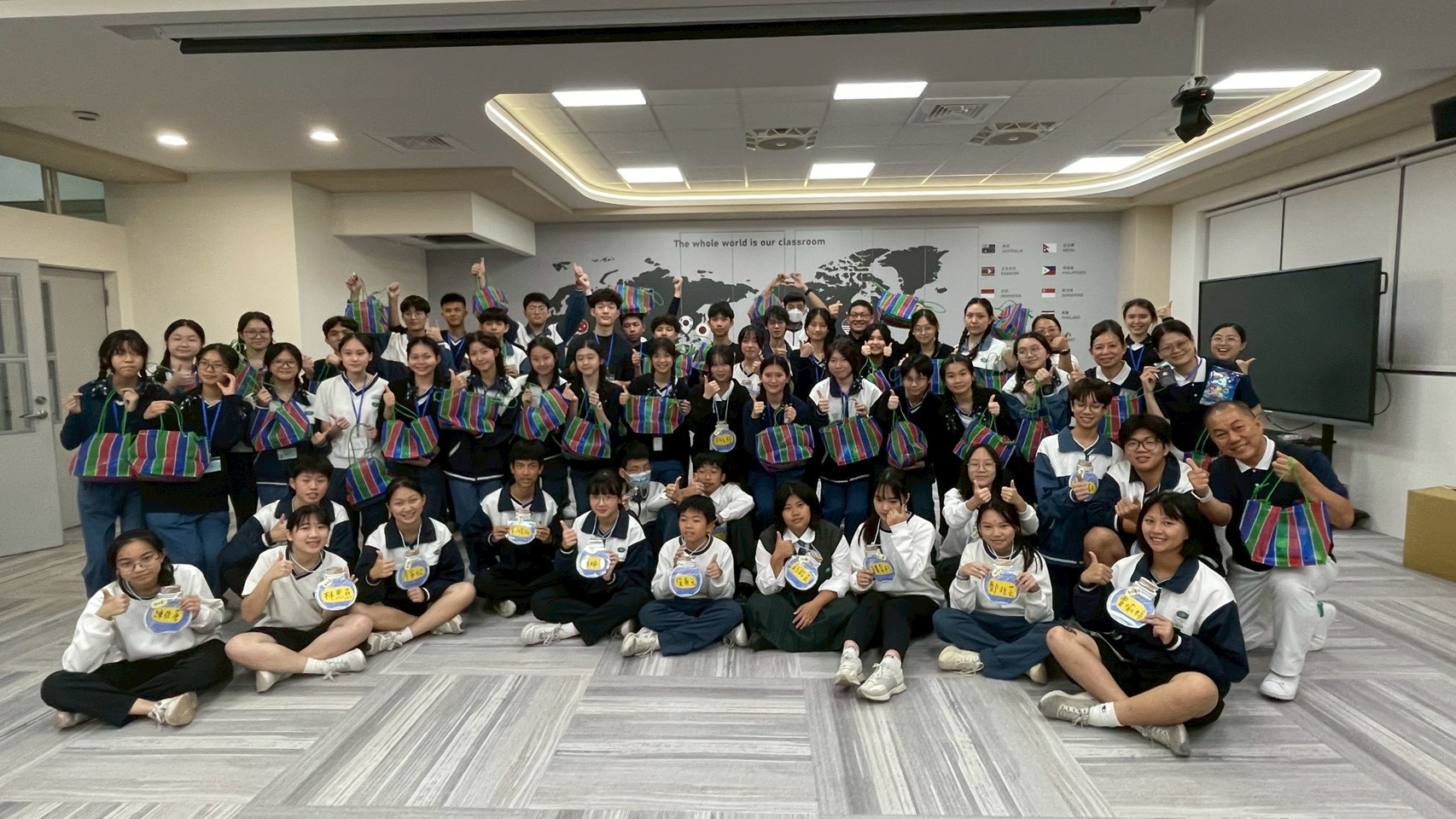 天文專題同學藉由專業又生動的課程,帶來別開生面的星空旅程,課程結束後天文專題同學也特別準備小禮物與馬來西亞同學分享。