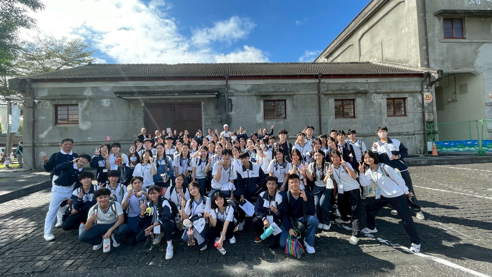 學生走訪花蓮街區時,在文創園區留下大合照,相約明年暑假馬來西亞續緣。